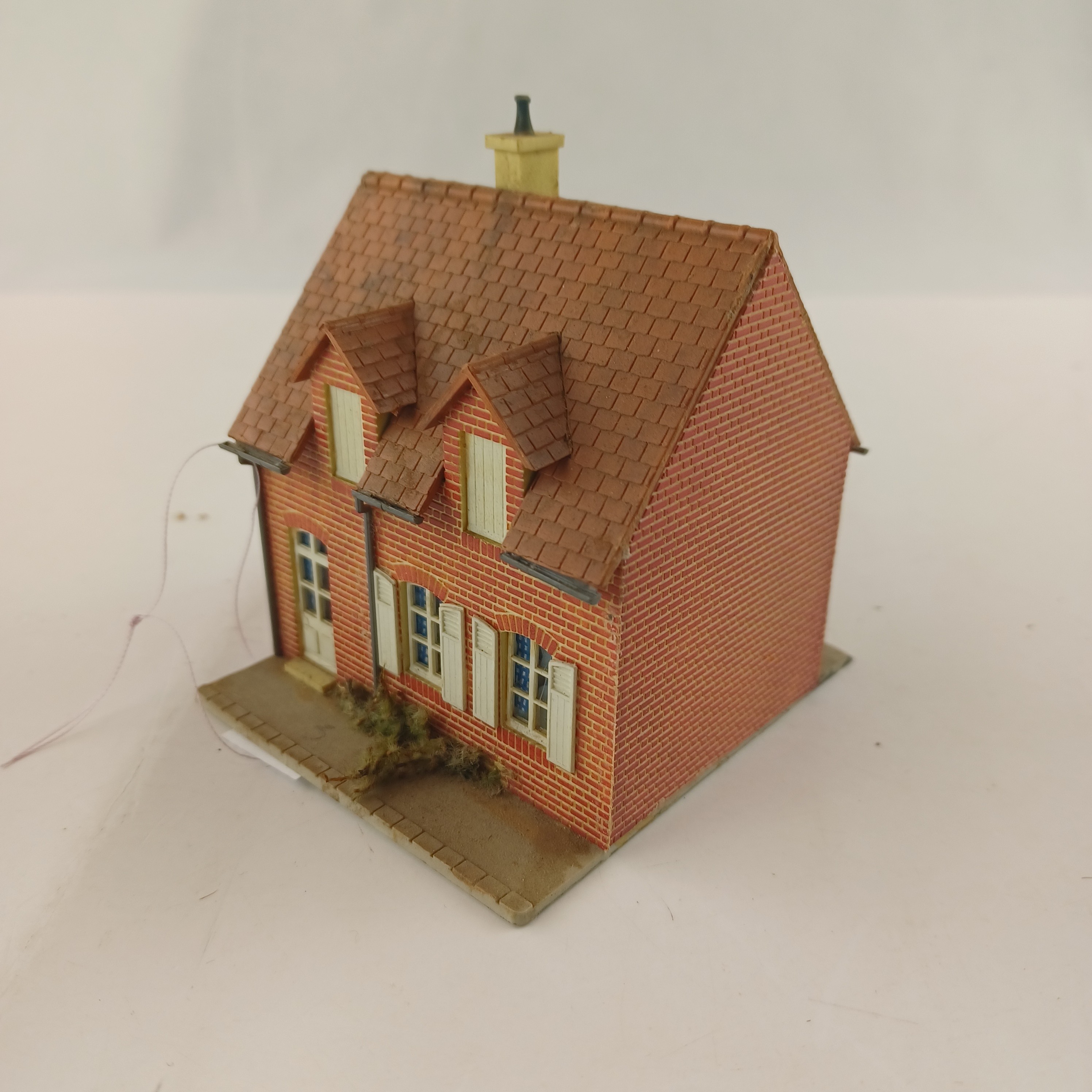 Maquette de modélisme d'une maison en brique rouge de 7x8x8 cm Très bon état - Vue 2 - 