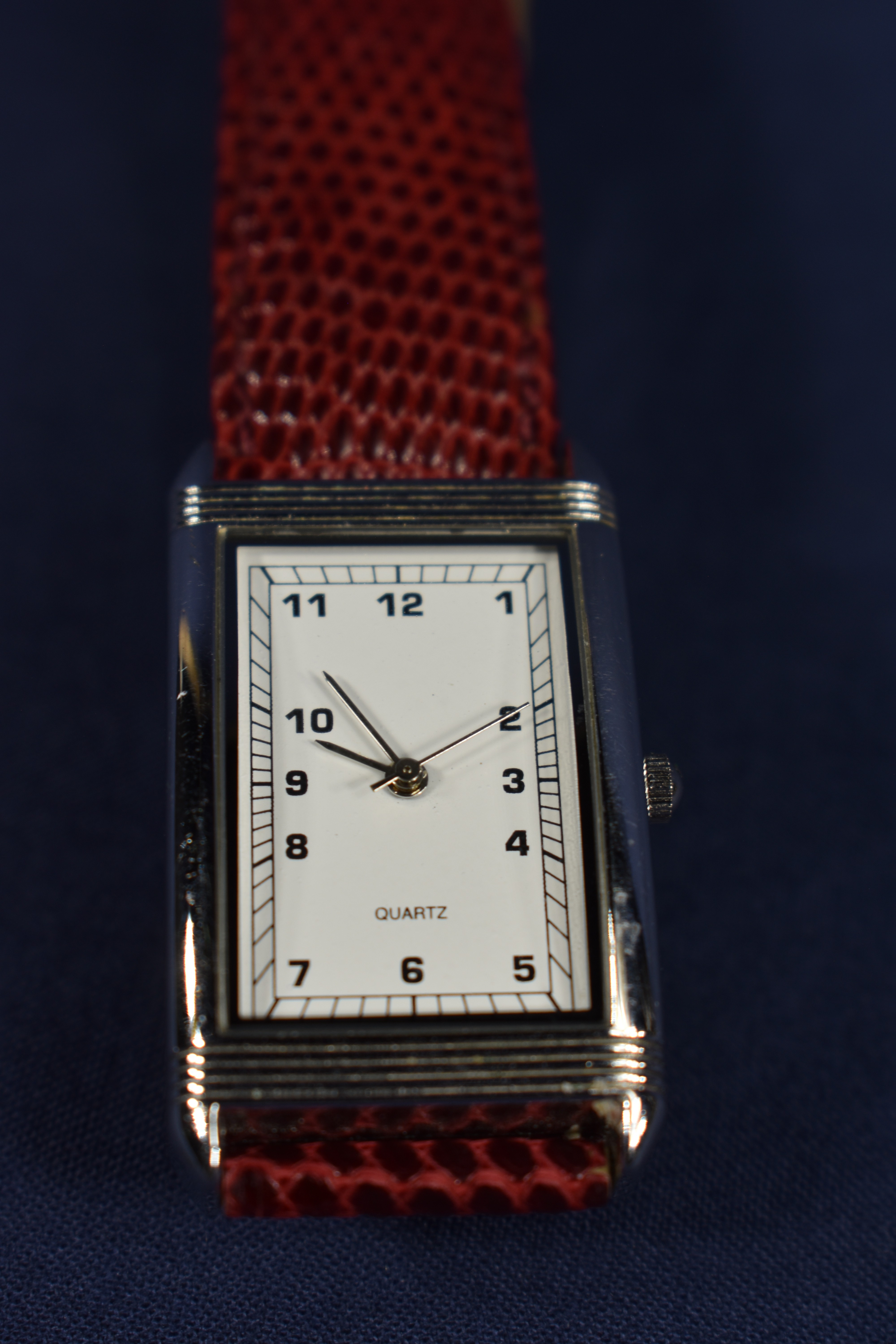 Montre à quartz en très bon état, bracelet neuf en lézard et pile neuve. - Photo 2