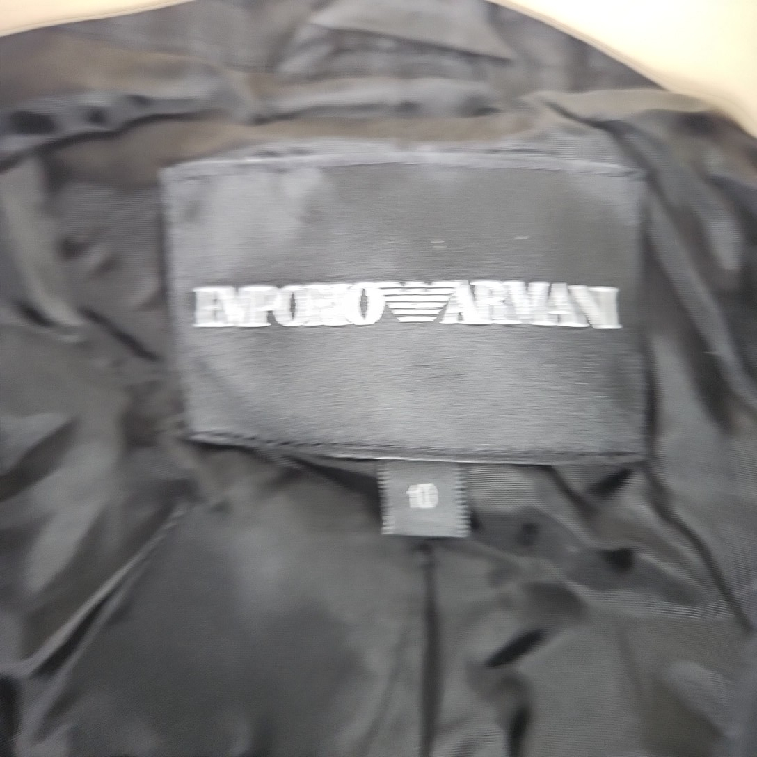Emporio Armani - Veste noire - Taille 40 (estimée) mesures Carrure Poitrine 46 cm Longueur= 56 cm Très bon état - Vue 4 - 