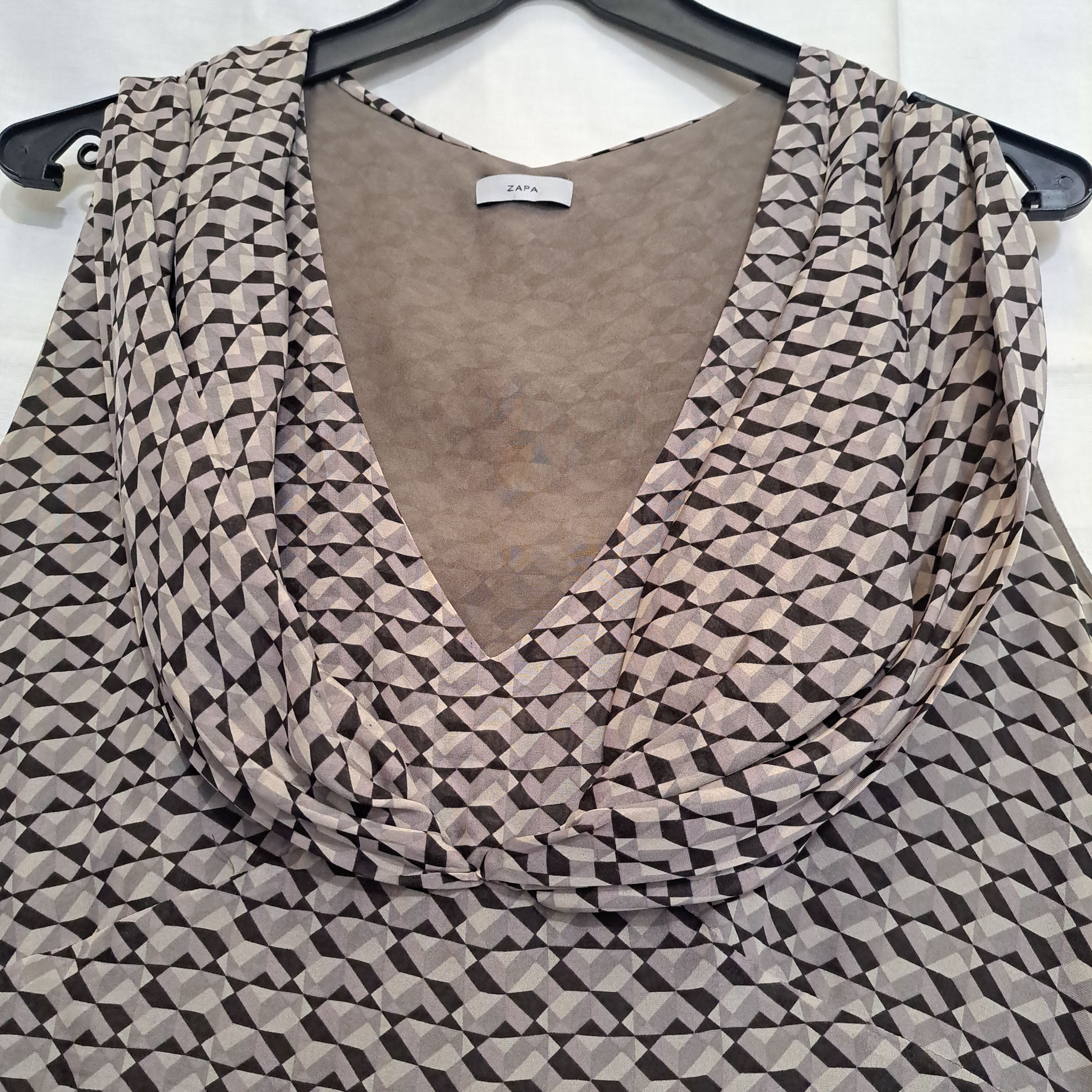Voir photo 6 de Robe en soie ZAPA T38 à motifs géométriques noir, taupe et marron Robe en soie ZAPA T38 à motifs géométriques noir, taupe et marron Très bon état - Vue 6 -