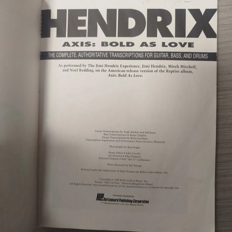 Songbook Jimi Hendrix Axis Bold As Love partitions guitare basse batterie Hal Leonard rare Bon état - Vue 2 - 