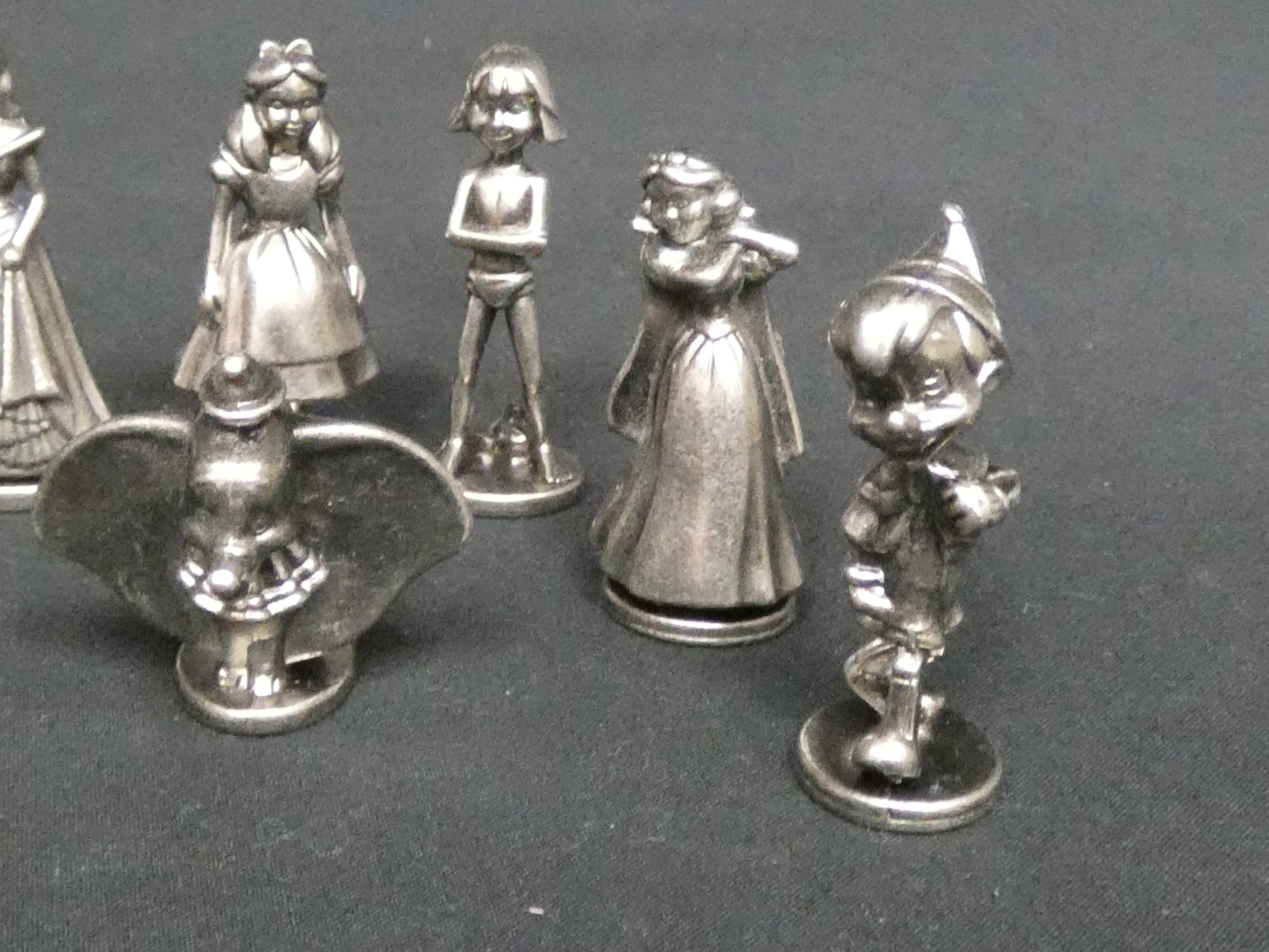 Ensemble de 8 petits personnages Disney en métal - Comme neuf - Photo 4