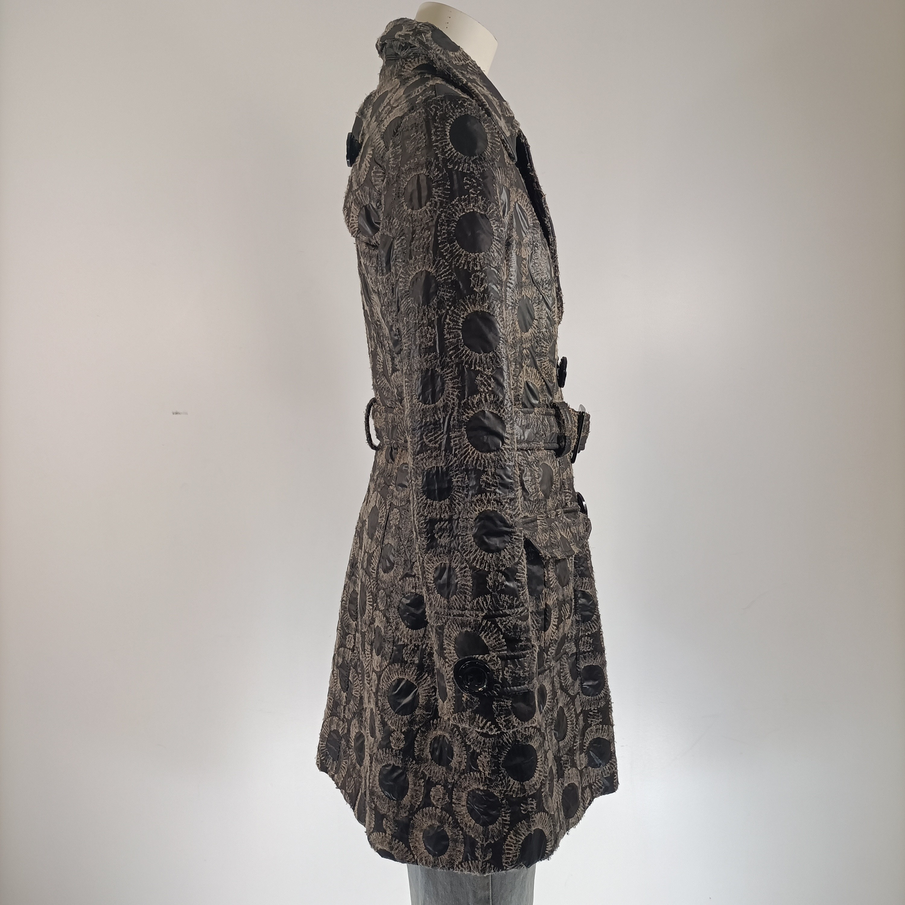 Voir photo 3 de Manteau long femme L Yoor Mino noir gris imprimé graphique ceinturé chaud élégance hiver Manteau long femme L Yoor Mino noir gris imprimé graphique ceinturé chaud élégance hiver Très bon état - Vue 3 -