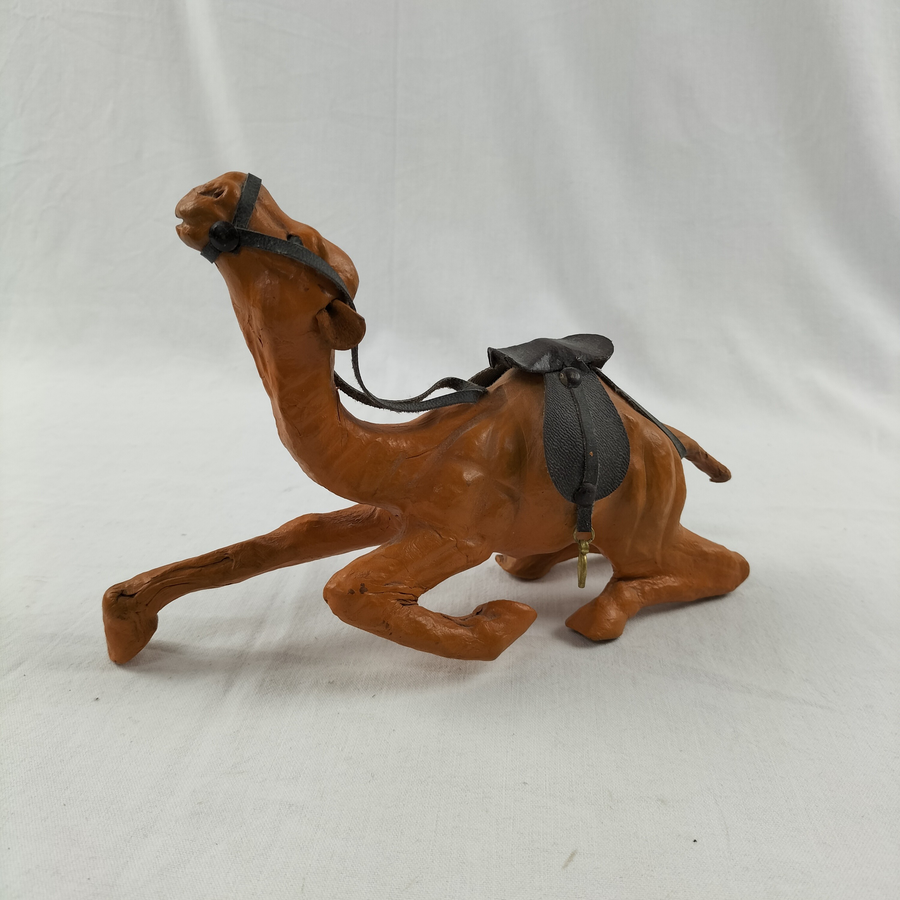 Voir photo 6 de Lot de 3 dromadaires décoratifs en cuir peint – Artisanat oriental Lot de 3 dromadaires décoratifs en cuir peint – Artisanat oriental Bon état - Vue 6 -