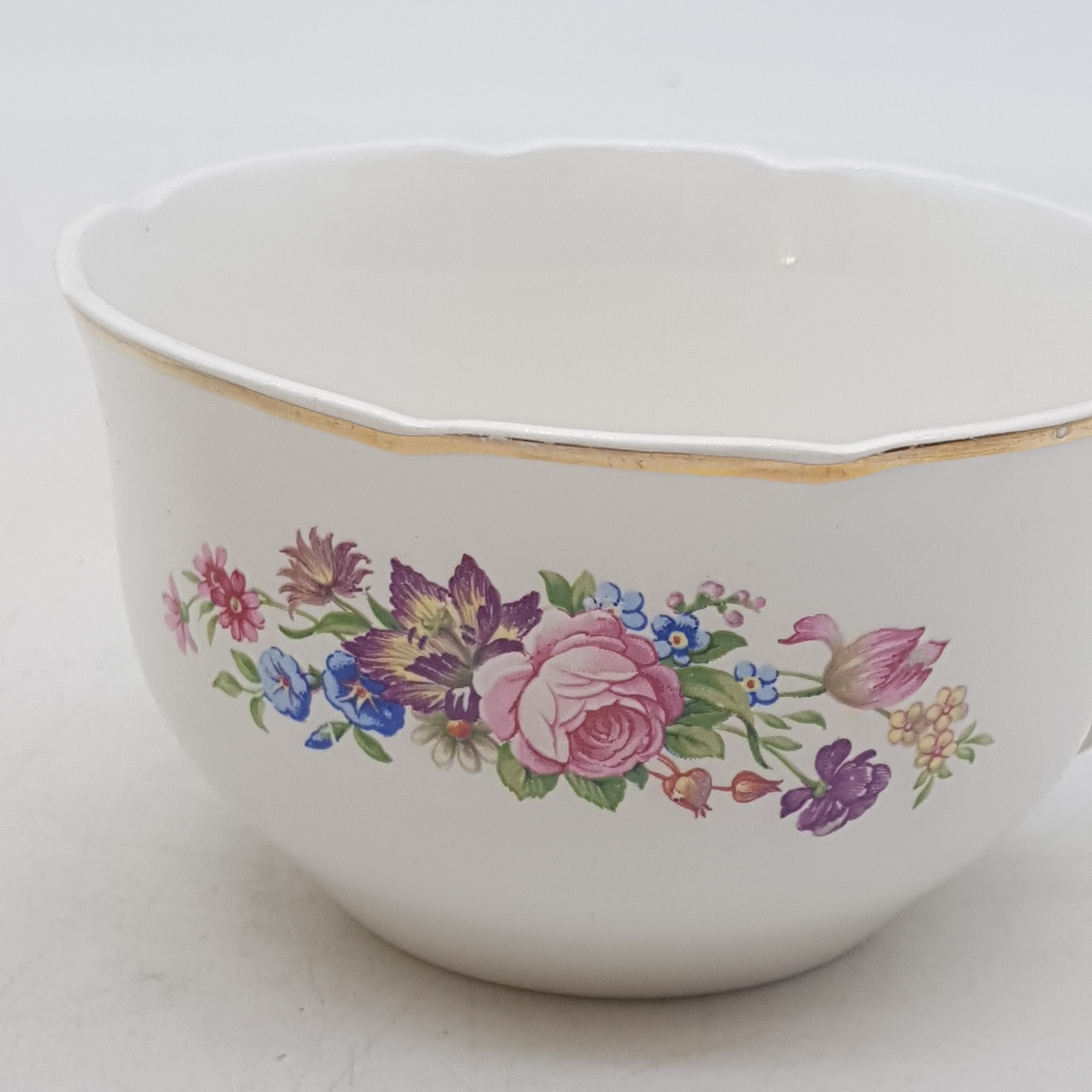 Lot de 3 tasses en faience blanche à motif fleur de Digoin Bon état - Vue 3 - 