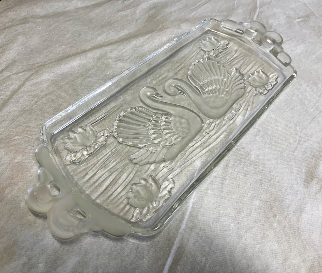 Plat à cake, motifs floraux et couple de cygnes moulés Bon état - Vue 7 - 
