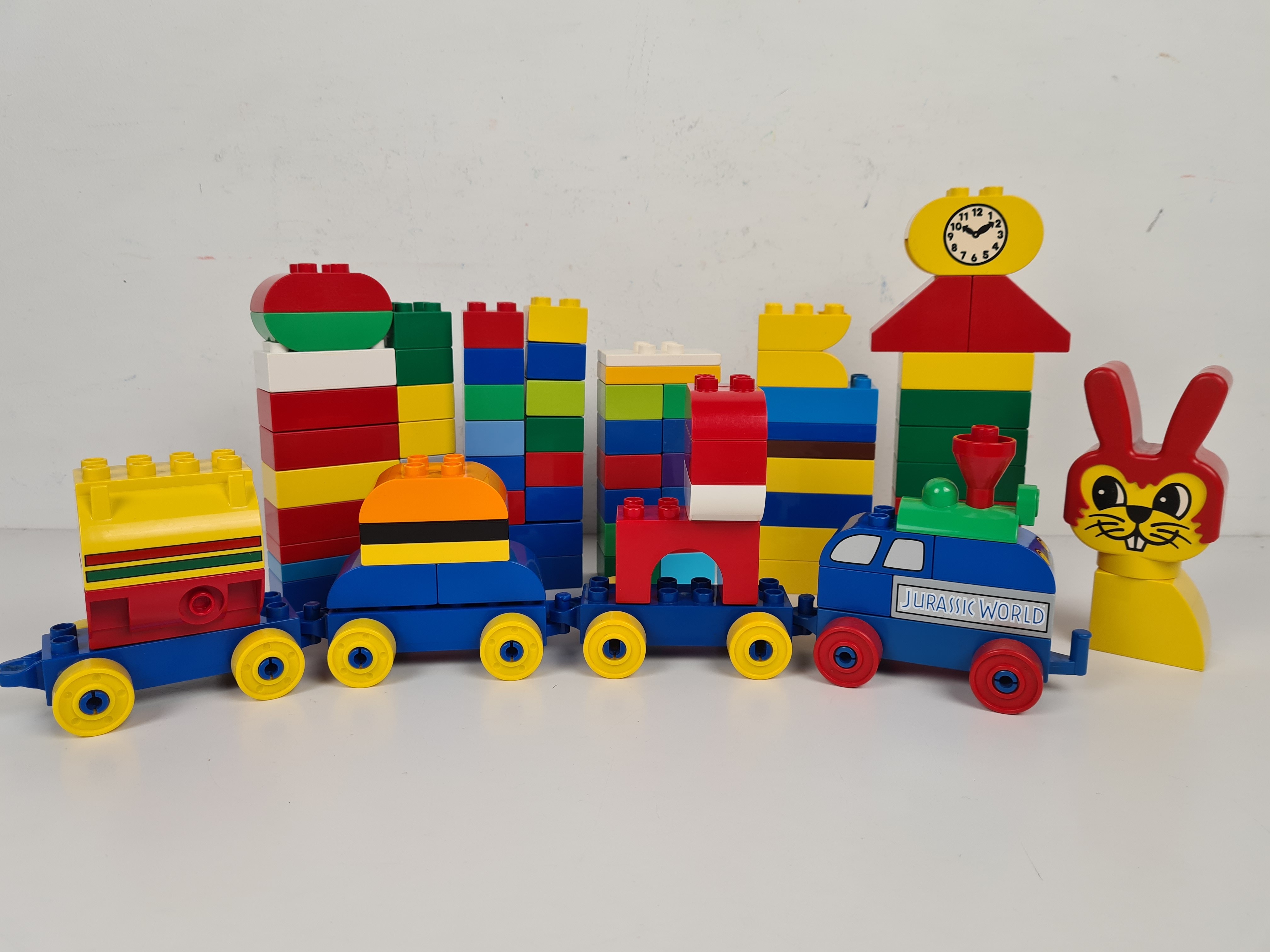 Lego Duplo - Sachet 1kg blocs de construction en vrac avec 1 locomotive et des personnages - +12 mois - Photo 3