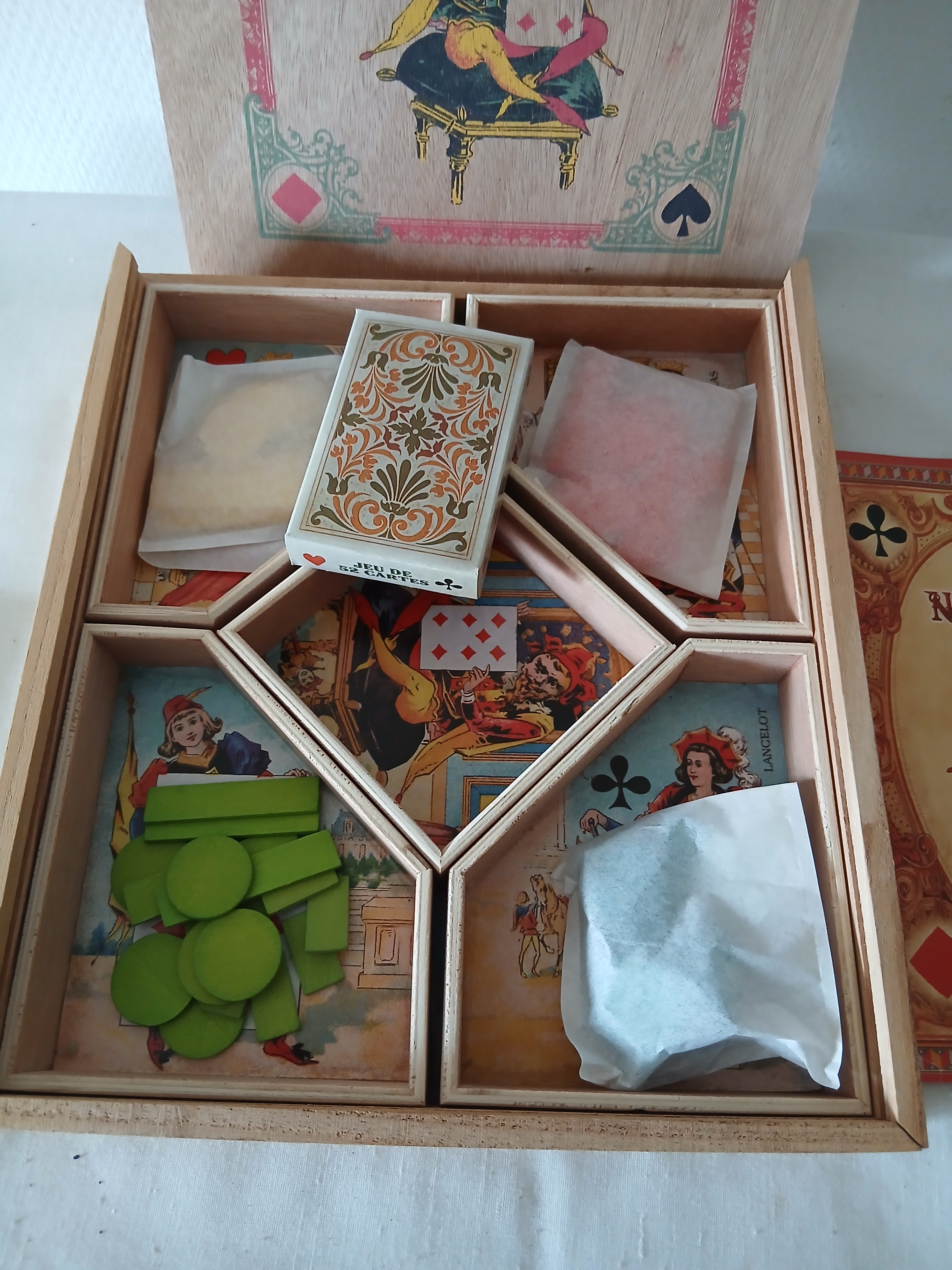 Jeu de nain jaune dans une boite en bois.  - Vue 7 - 
