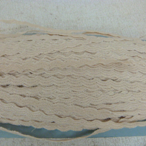  Plaquette de Galon Beige Dimensions : Longueur de 9m 20 Largeur 0.5cm NEUF Comme neuf - Vue 3 - 