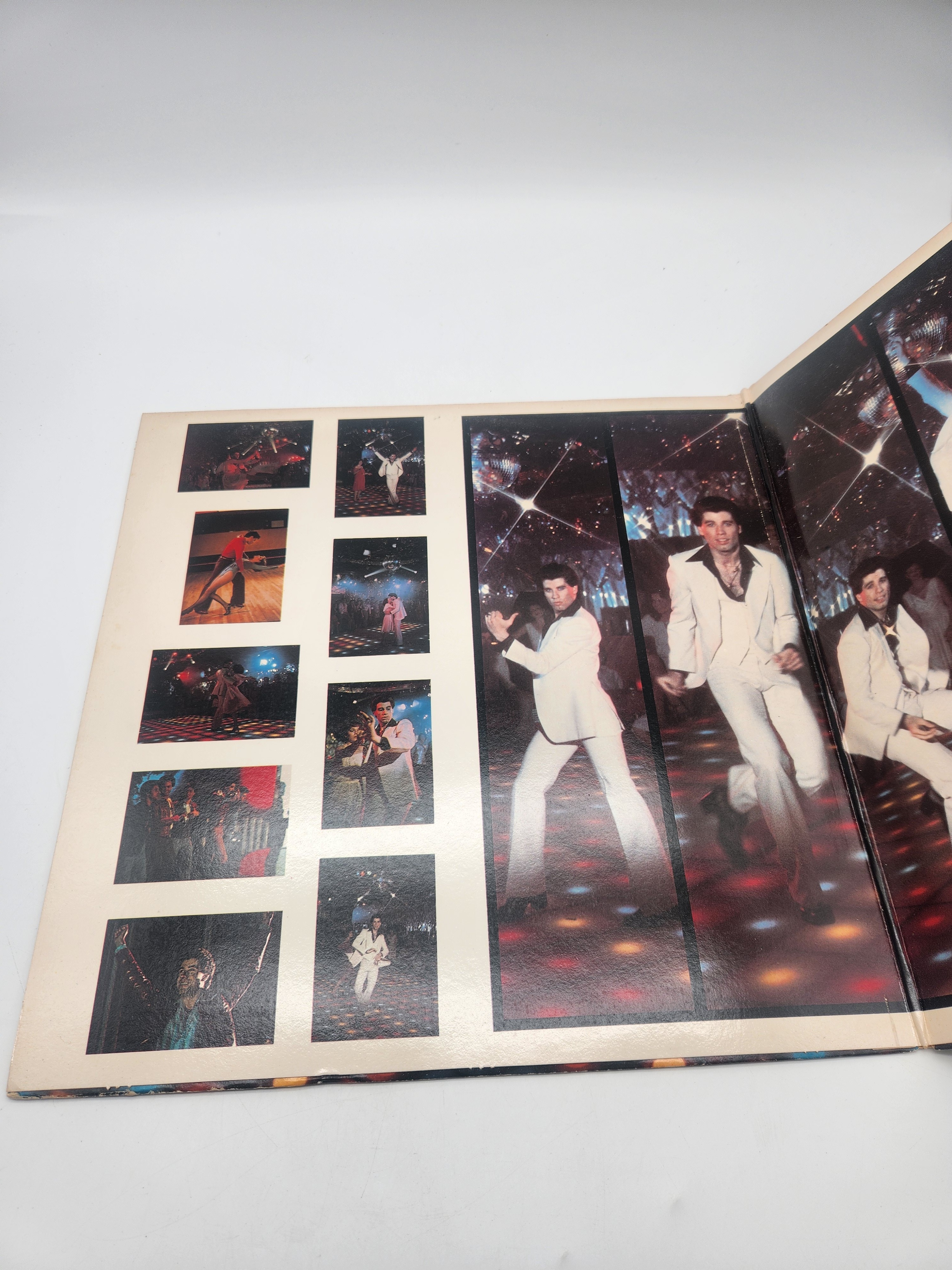 Voir photo 6 de Vinyle 33 tours — de la bande originale du film culte Saturday Night Fever Année 1977 Vinyle 33 tours — de la bande originale du film culte Saturday Night Fever Année 1977 Très bon état - Vue 6 -
