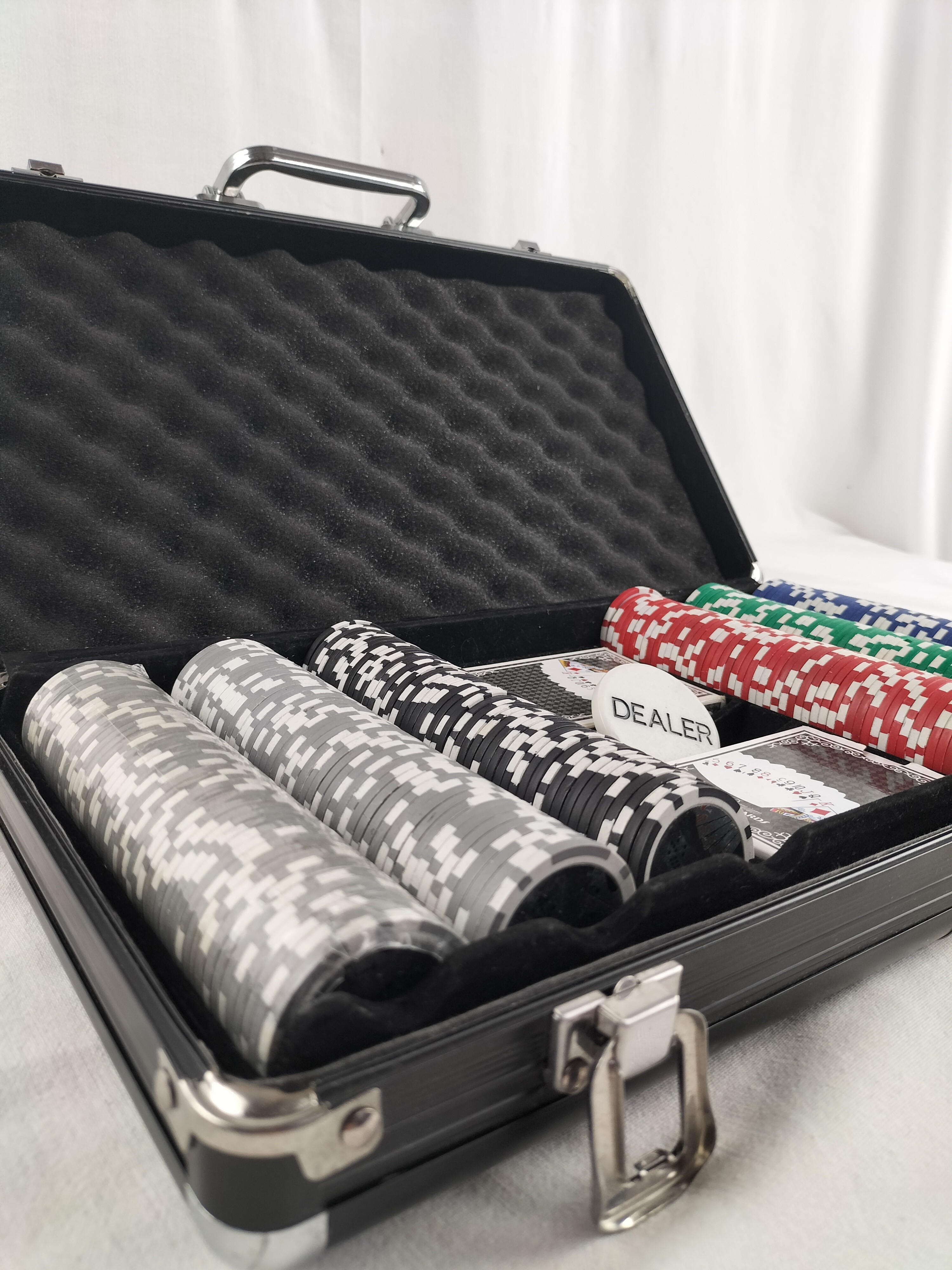 🎲♠️ MALLETTE DE POKER COMPLÈTE – JETONS + CARTES + DEALER ♣️♦️ Très bon état - Vue 19 - 