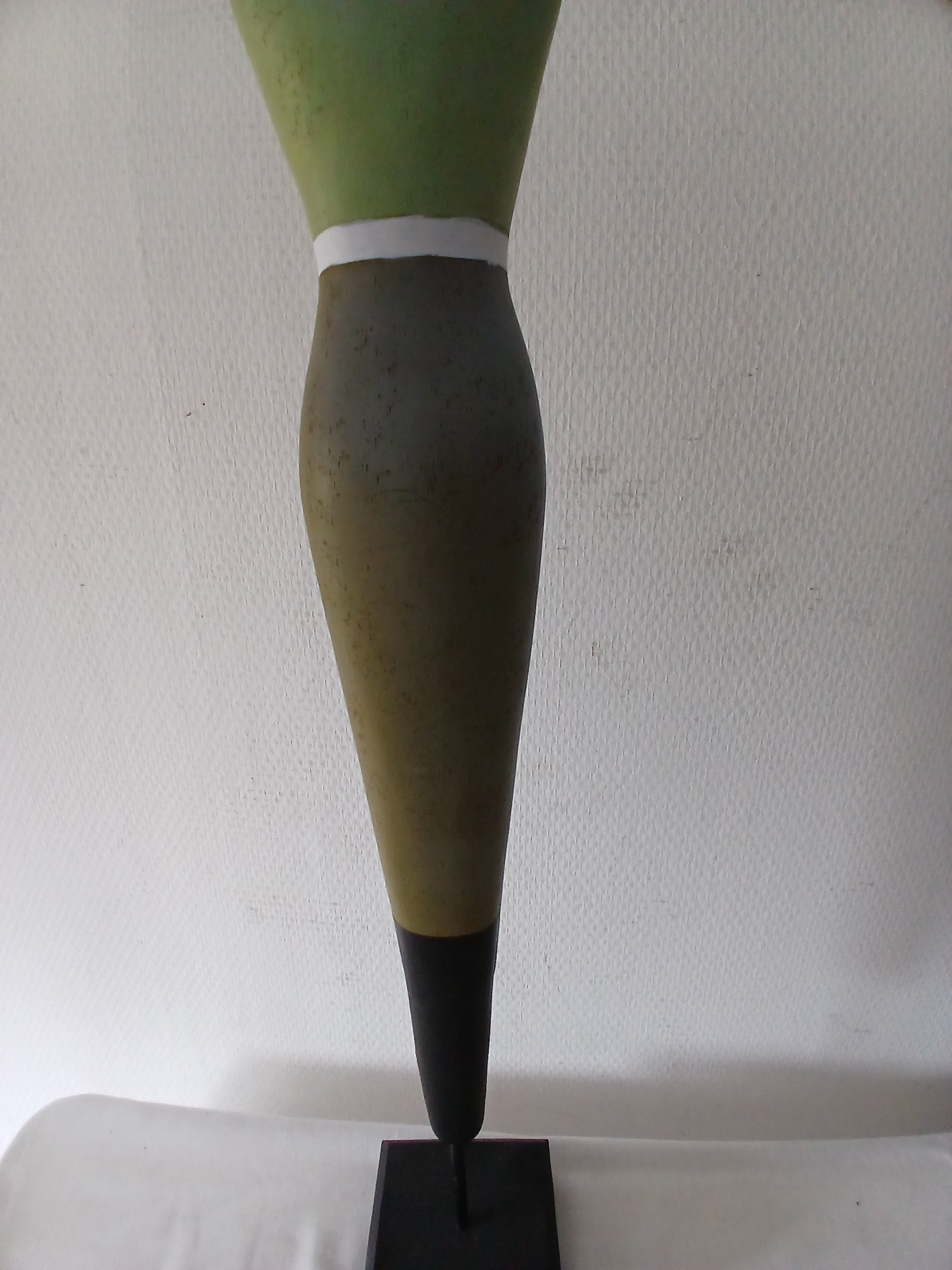 Statuette sur pied en matériau composite représentant 