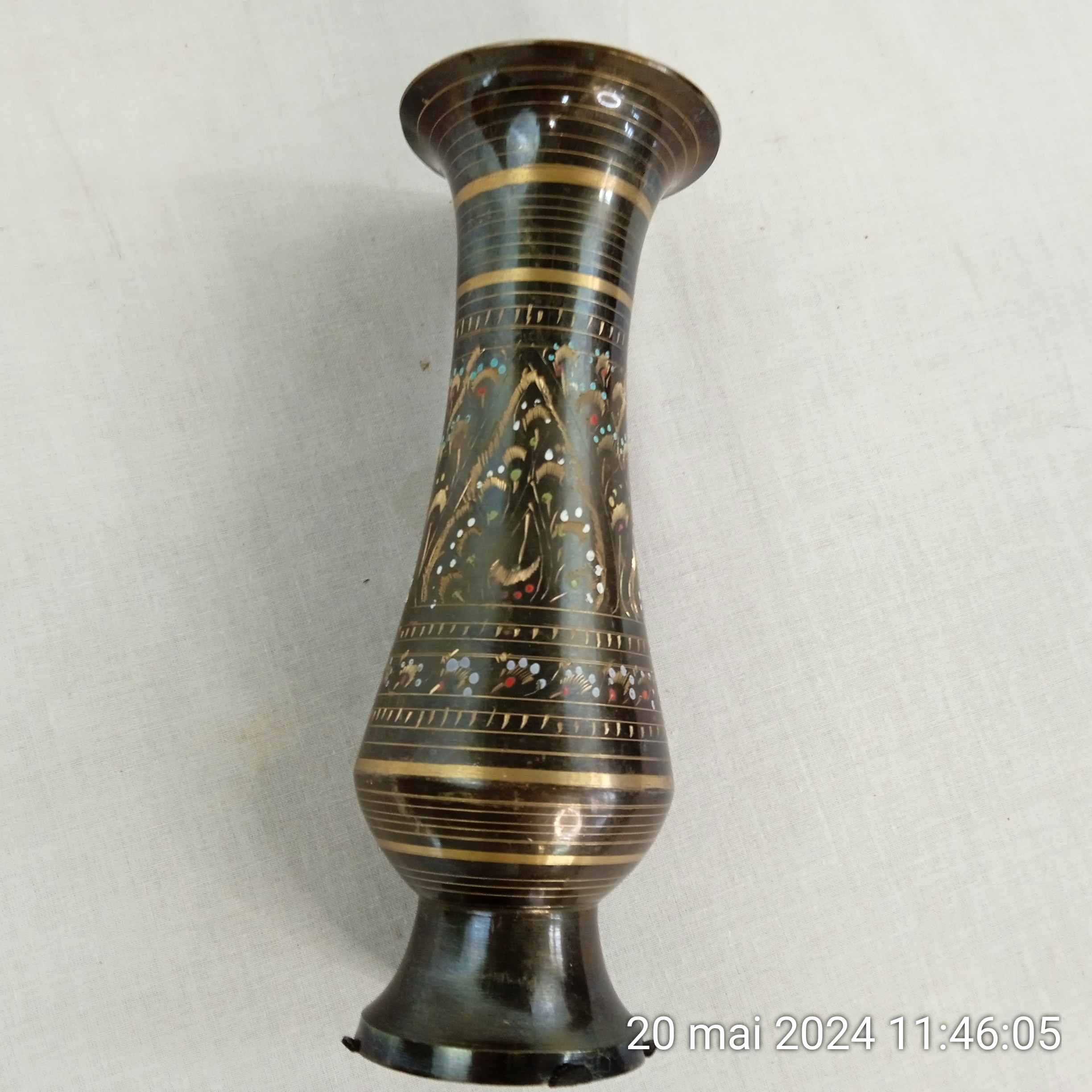 Voir photo 4 de Vase indien en laiton noir gravés en or 22 cm Vase indien en laiton noir gravés en or 22 cm Très bon état - Vue 4 -