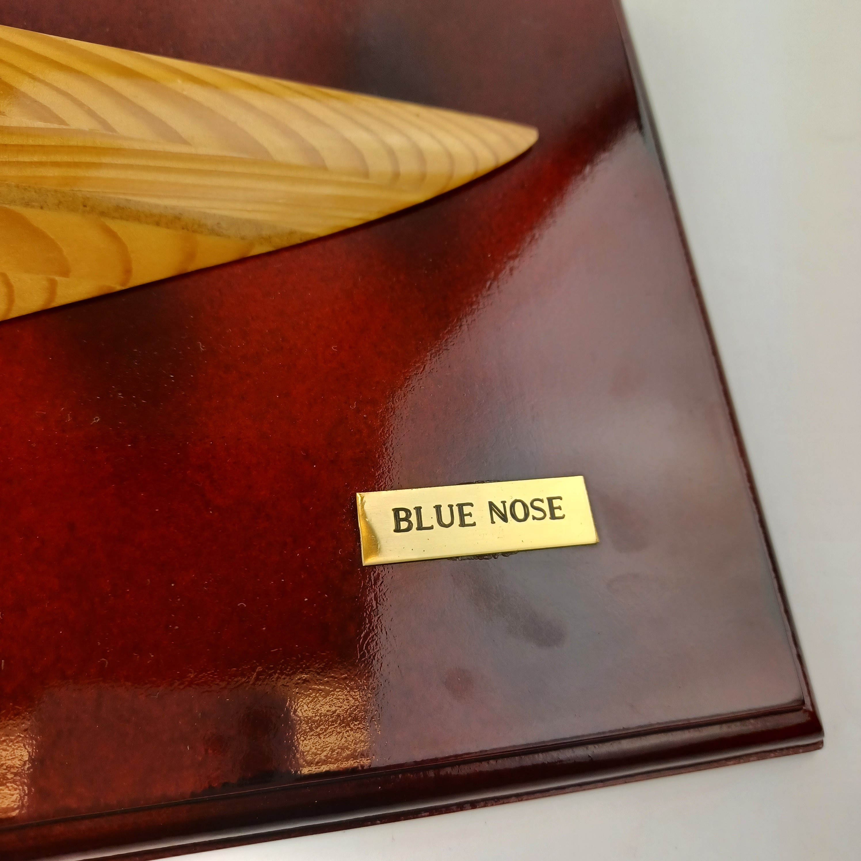 Cadre laqué d'une demi coque de bateau en bois Blue Nose de 41x16cm Très bon état - Vue 2 - 