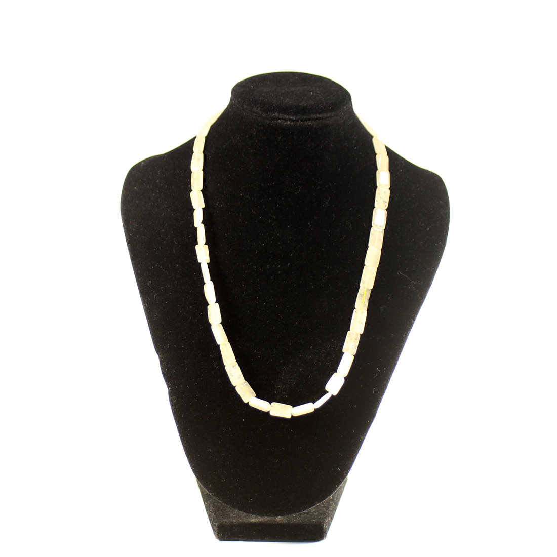 Collier de perles en pierre Bon état -  reconditionné disponible sur Label Emmaüs