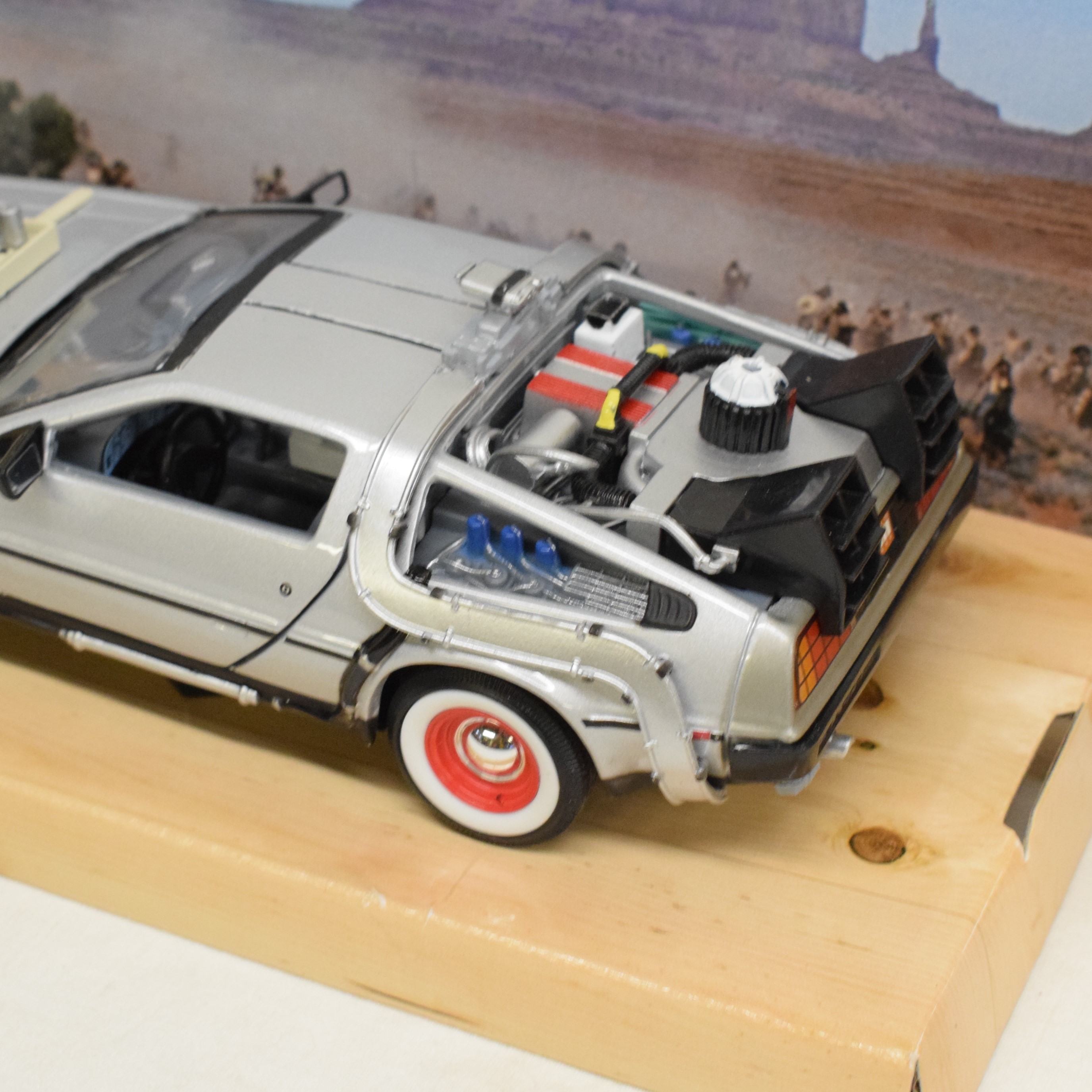 Voiture Dolorean retour vers le futur III au 1:24 par Welly État correct - Vue 4 - 