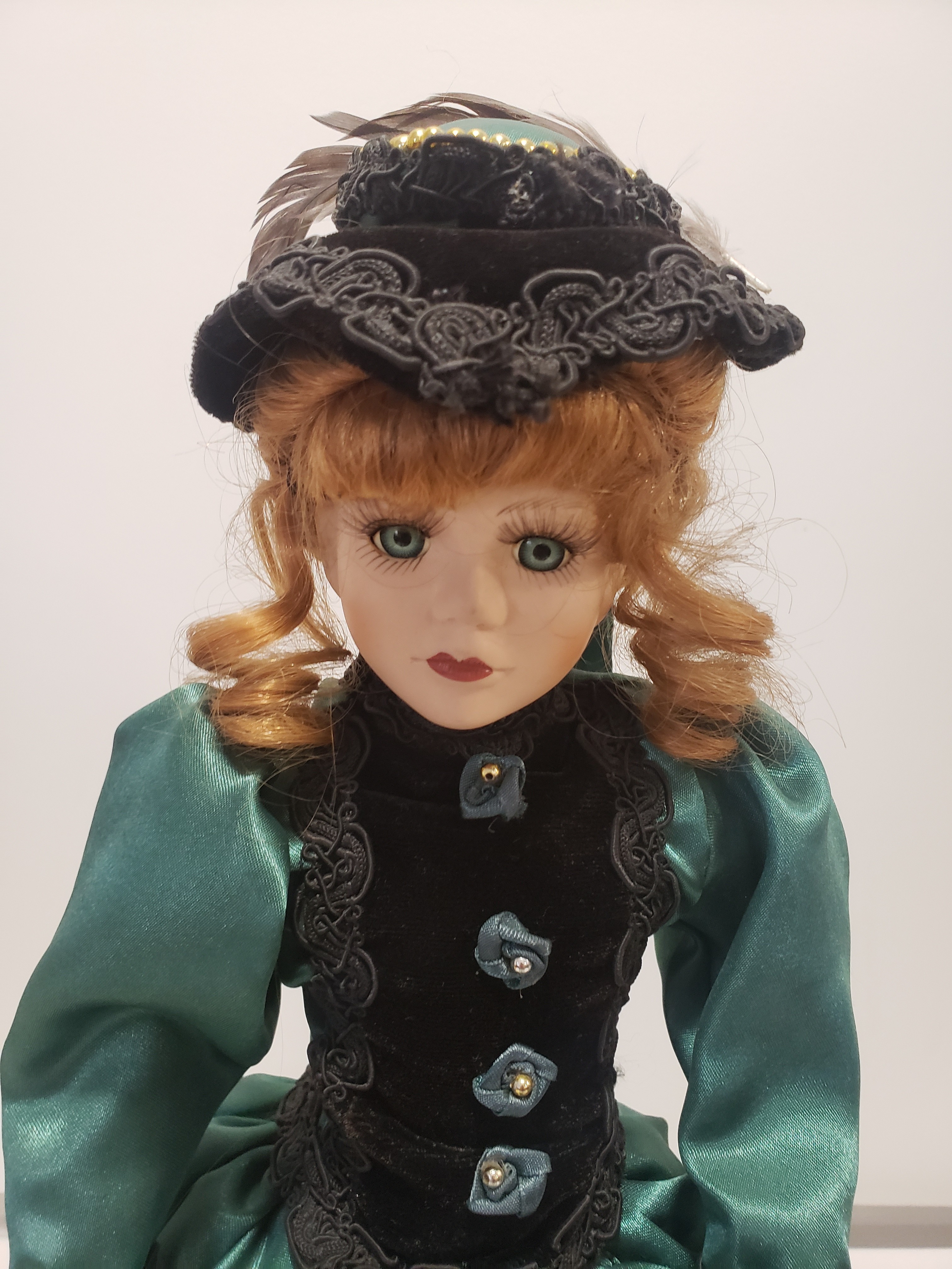 Poupée porcelaine et tissu sur son pied - Bon état - Photo 4