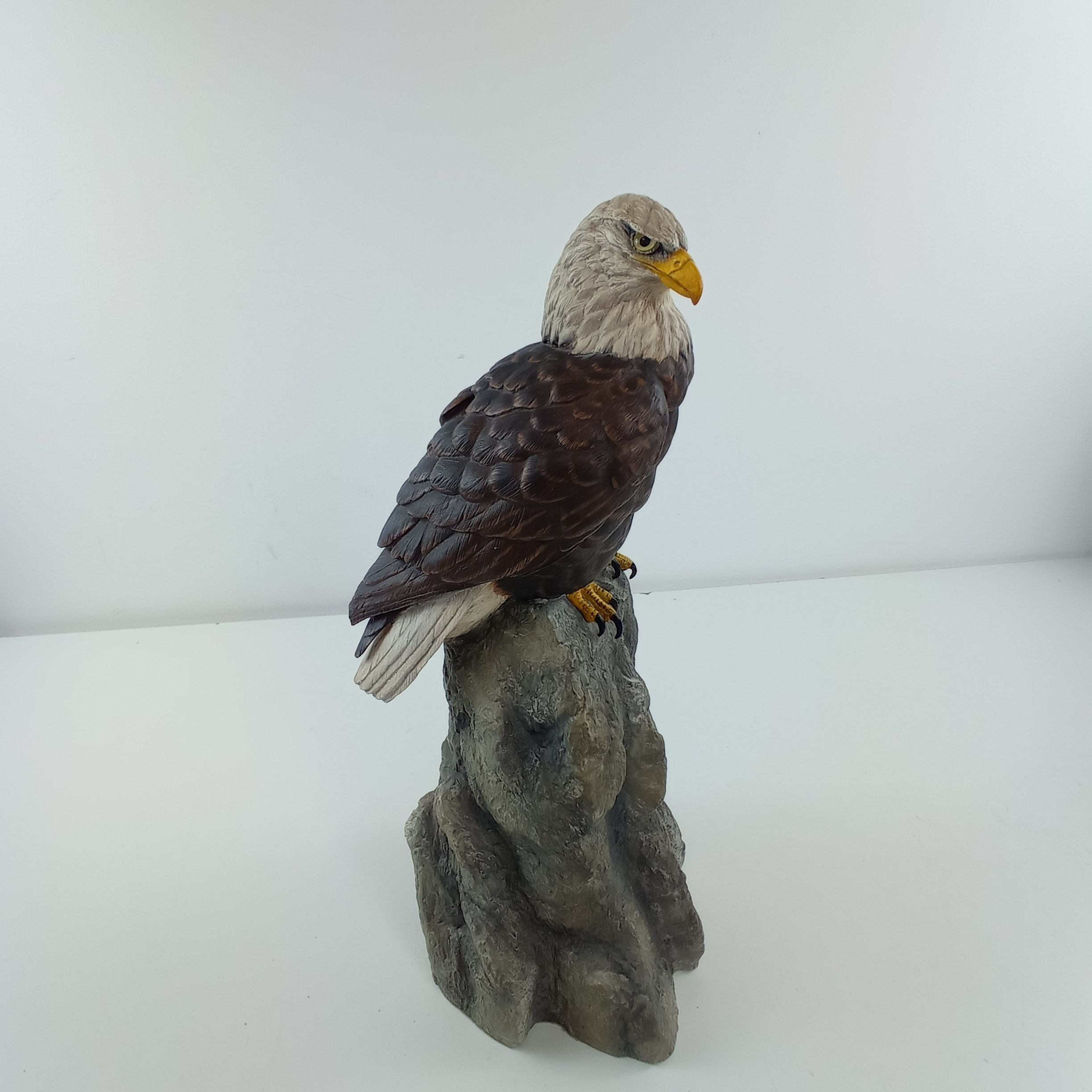 Statue de pygare perché sur rocher, signée Paul Brunelle  - Vue 2 - 