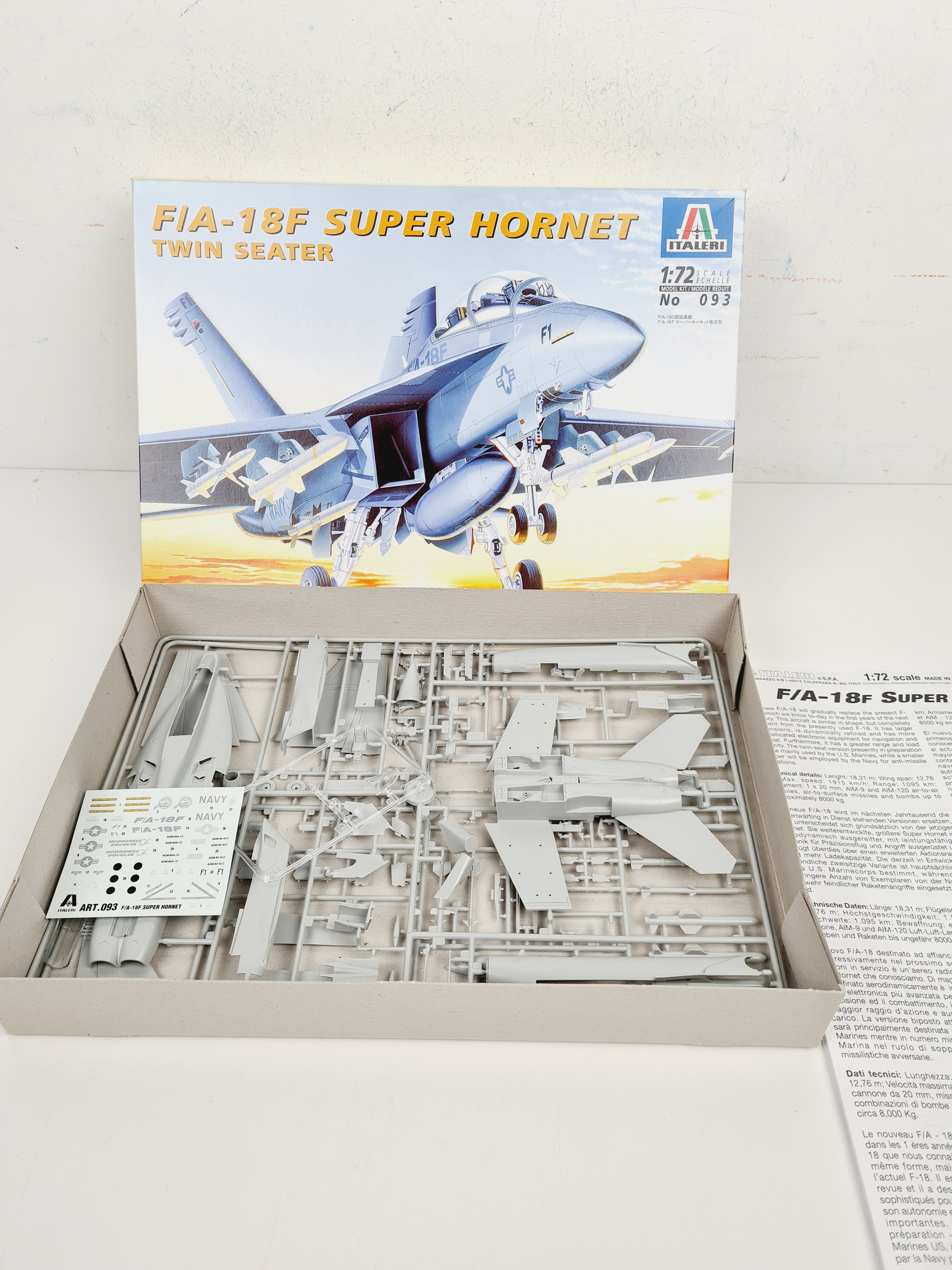 Maquette d'avion - F/A-18 F Super Hornet Twin Seater - Italeri - N°093 Comme neuf - Vue 4 - 
