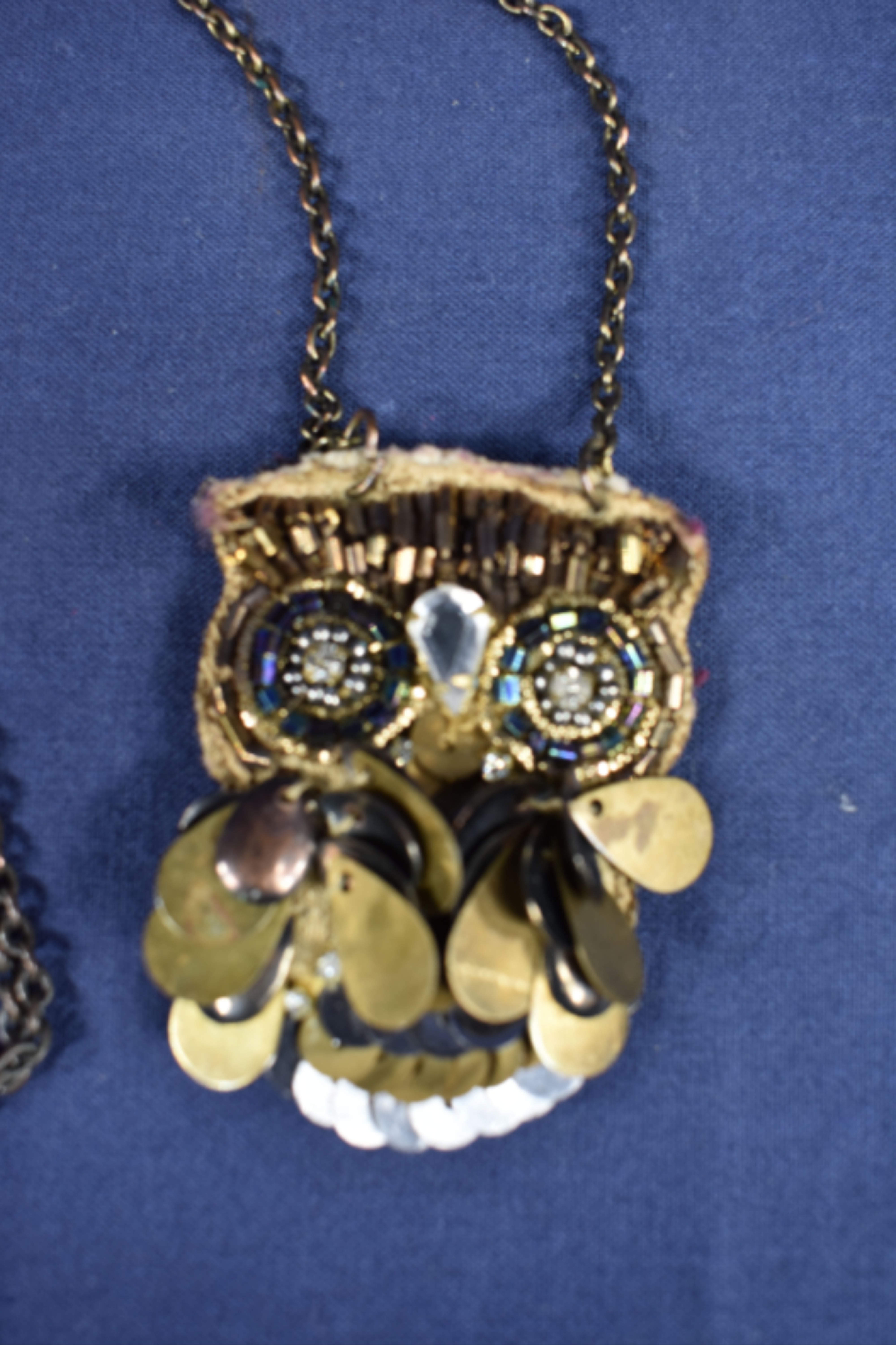 Pendentif " Chouette " en perles et laiton, longueur 5 et largeur 4 cm. Bon état - Vue 2 - 
