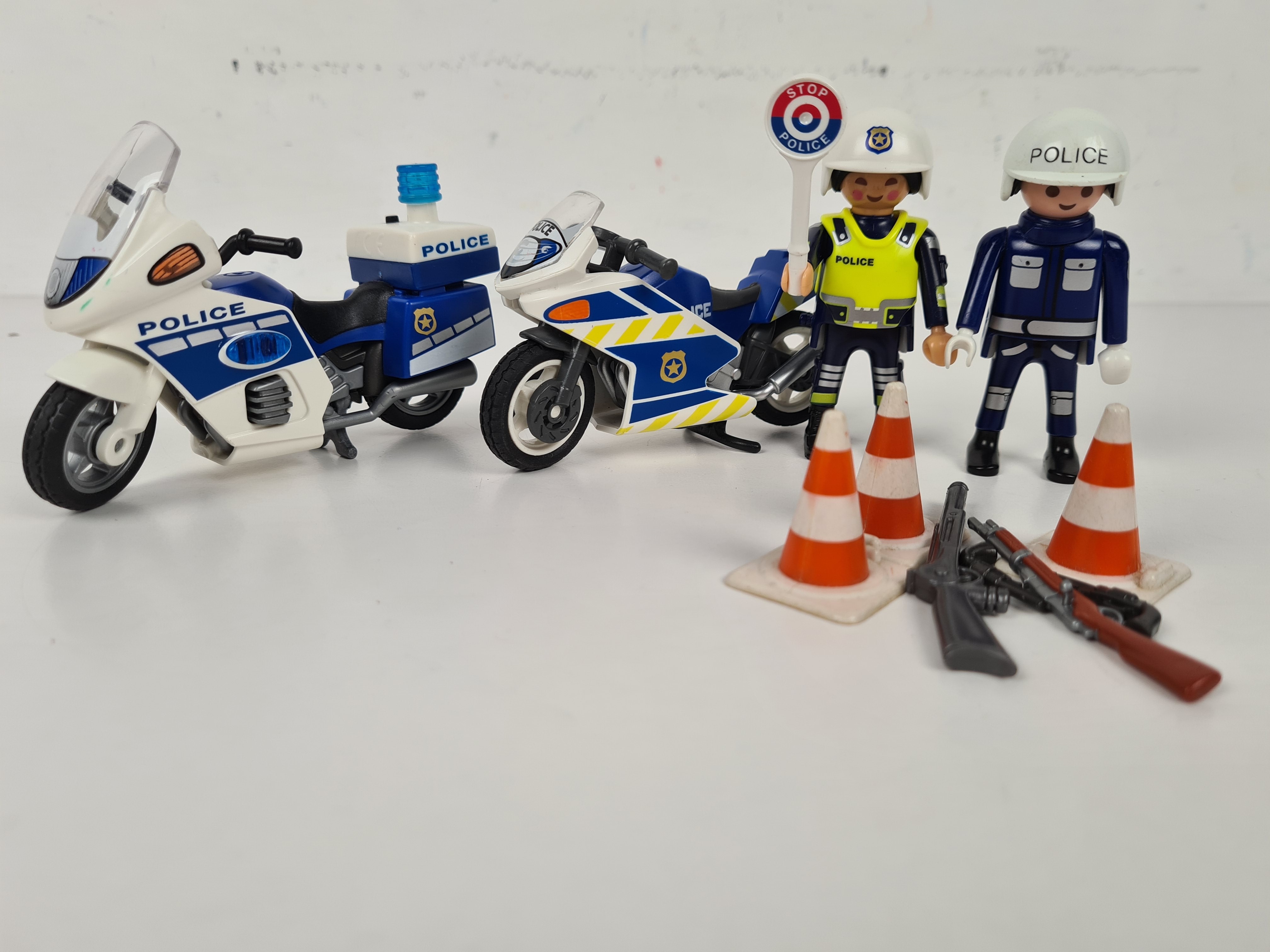 Voir photo 2 de Playmobil - 2 policiers, 2 motos et des accessoires - 8-10cm Playmobil - 2 policiers, 2 motos et des accessoires - 8-10cm Bon état - Vue 2 -