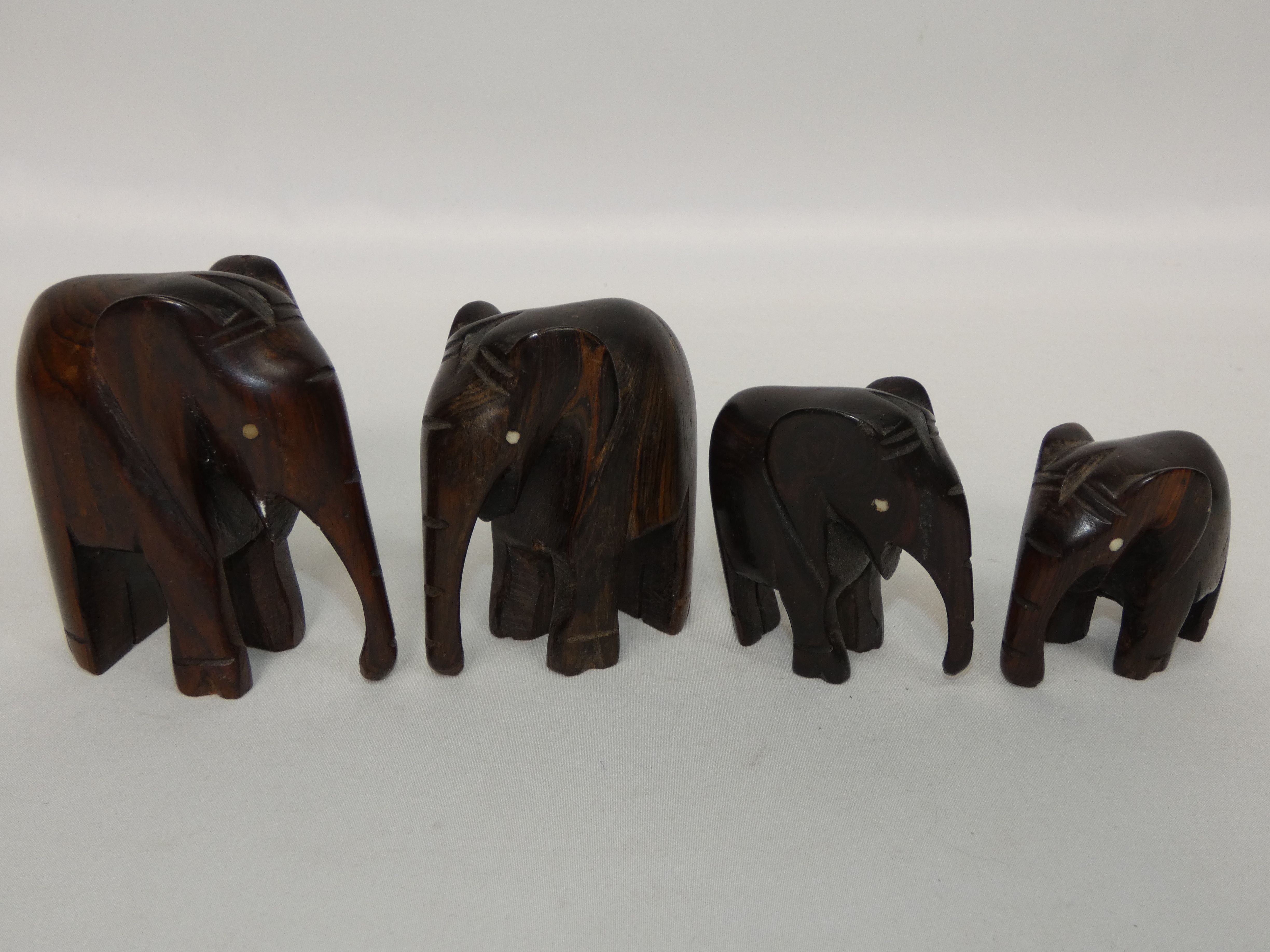 Ensemble de 4 petits éléphants en bois - Photo 4