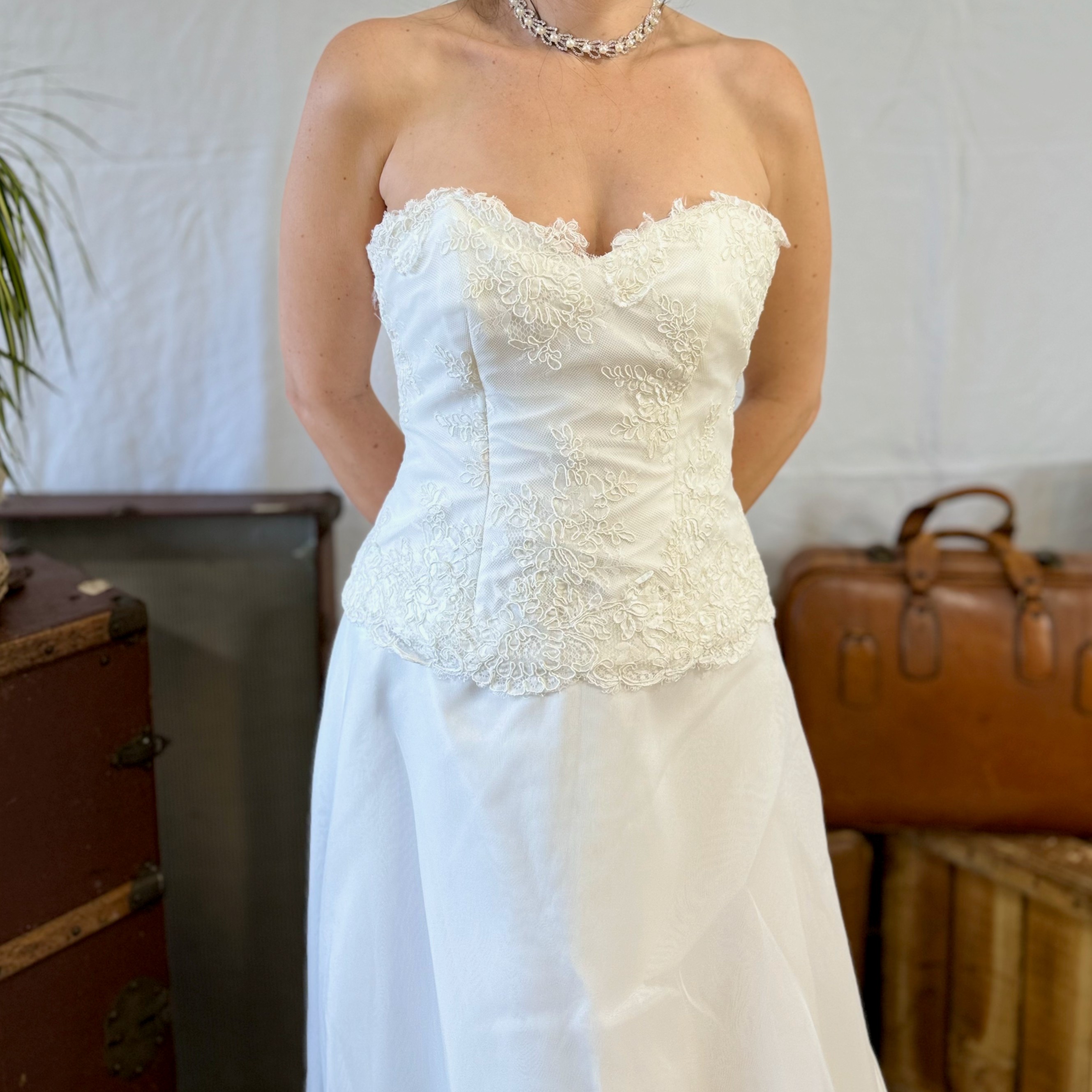 Voir photo 8 de Robe de mariée - Créations Bochet style classique Robe de mariée - Créations Bochet style classique Très bon état - Vue 8 -