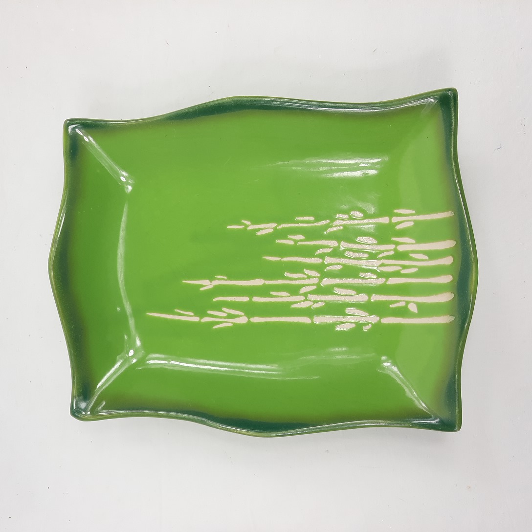 Acheter Vide-poches en porcelaine à bambou blanc sur fond vert vif Très bon état - 11,00 € Vide-poches en porcelaine à bambou blanc sur fond vert vif Très bon état - reconditionné disponible sur Label Emmaüs