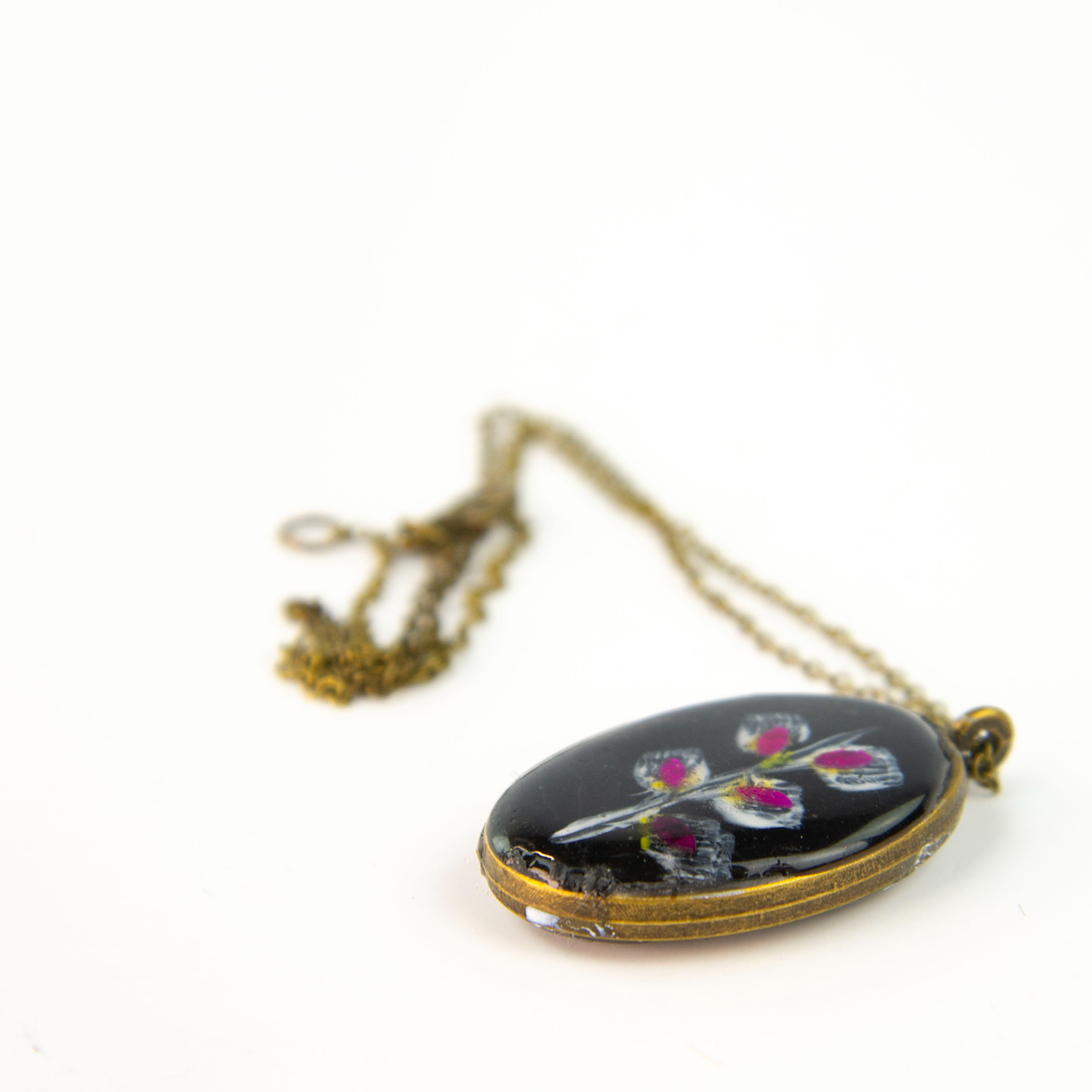 Collier en résine époxy à fleur rose sur fond noir avec sa chaîne en métal Comme neuf - Vue 2 - 