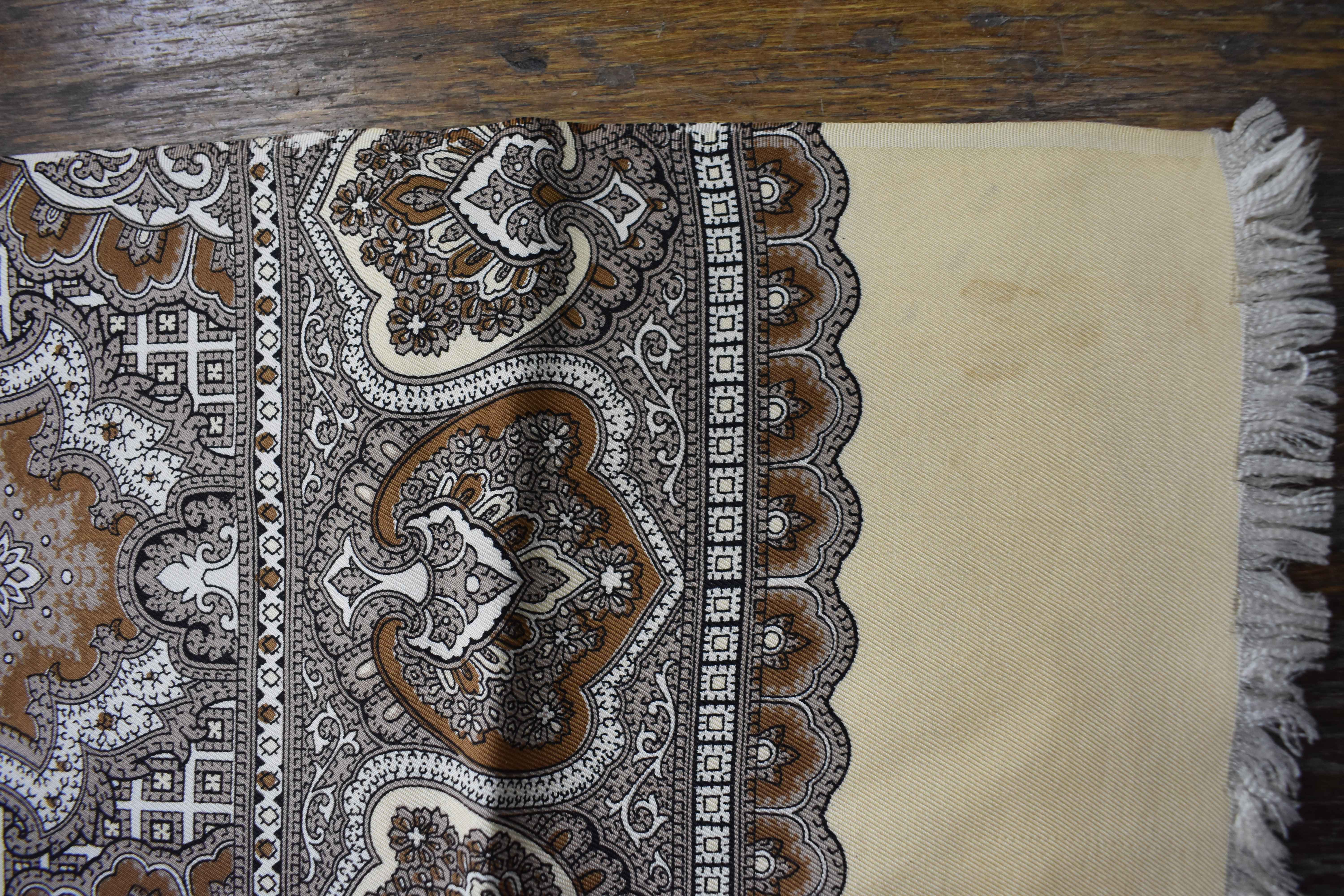 Echarpe en soie tons de beige et marron, longueur 125 et largeur 70 cm.  - Vue 12 - 