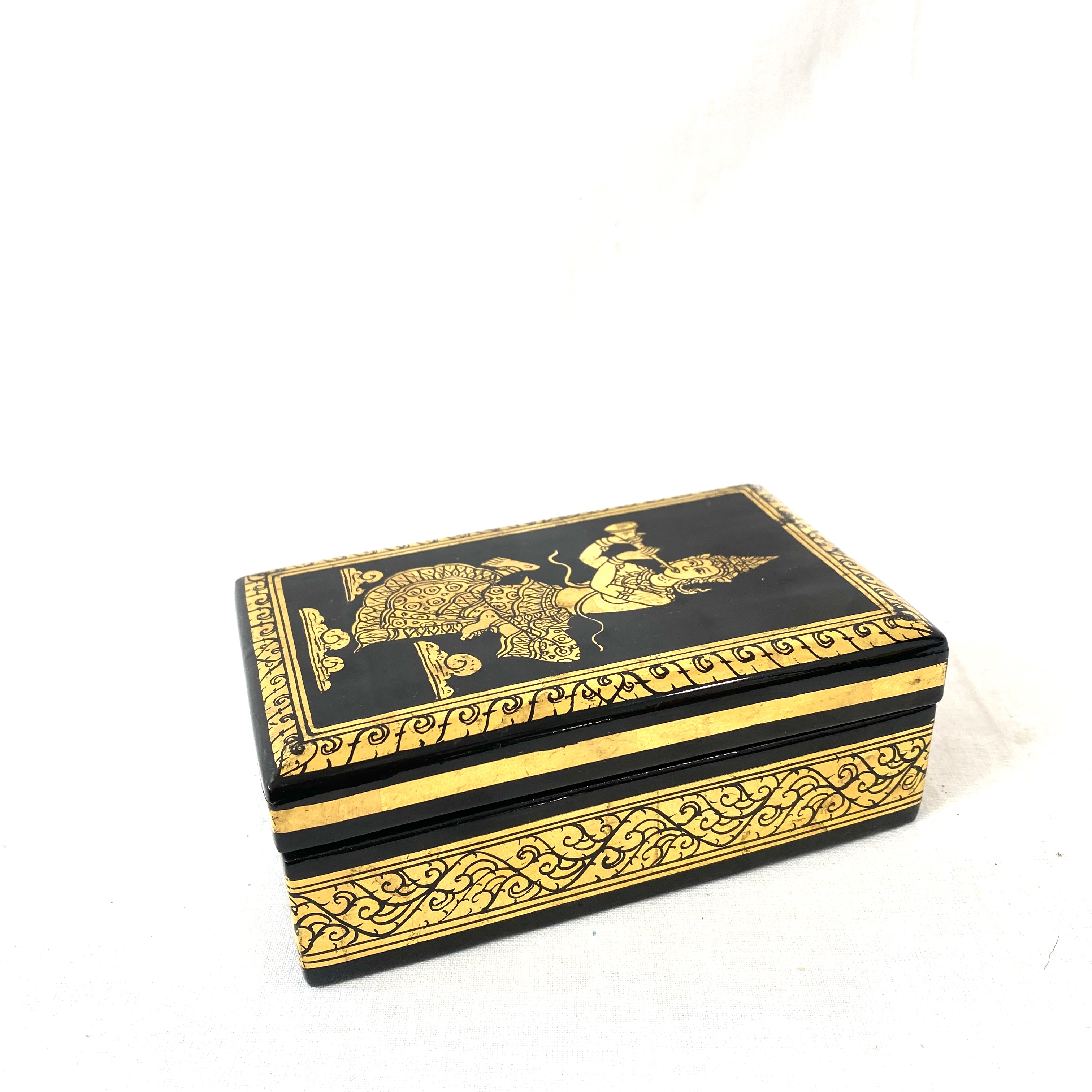 Boite en bois noir et motif doré - Dessin musicien style asiatique  Bon état -  reconditionné (offre indisponible)