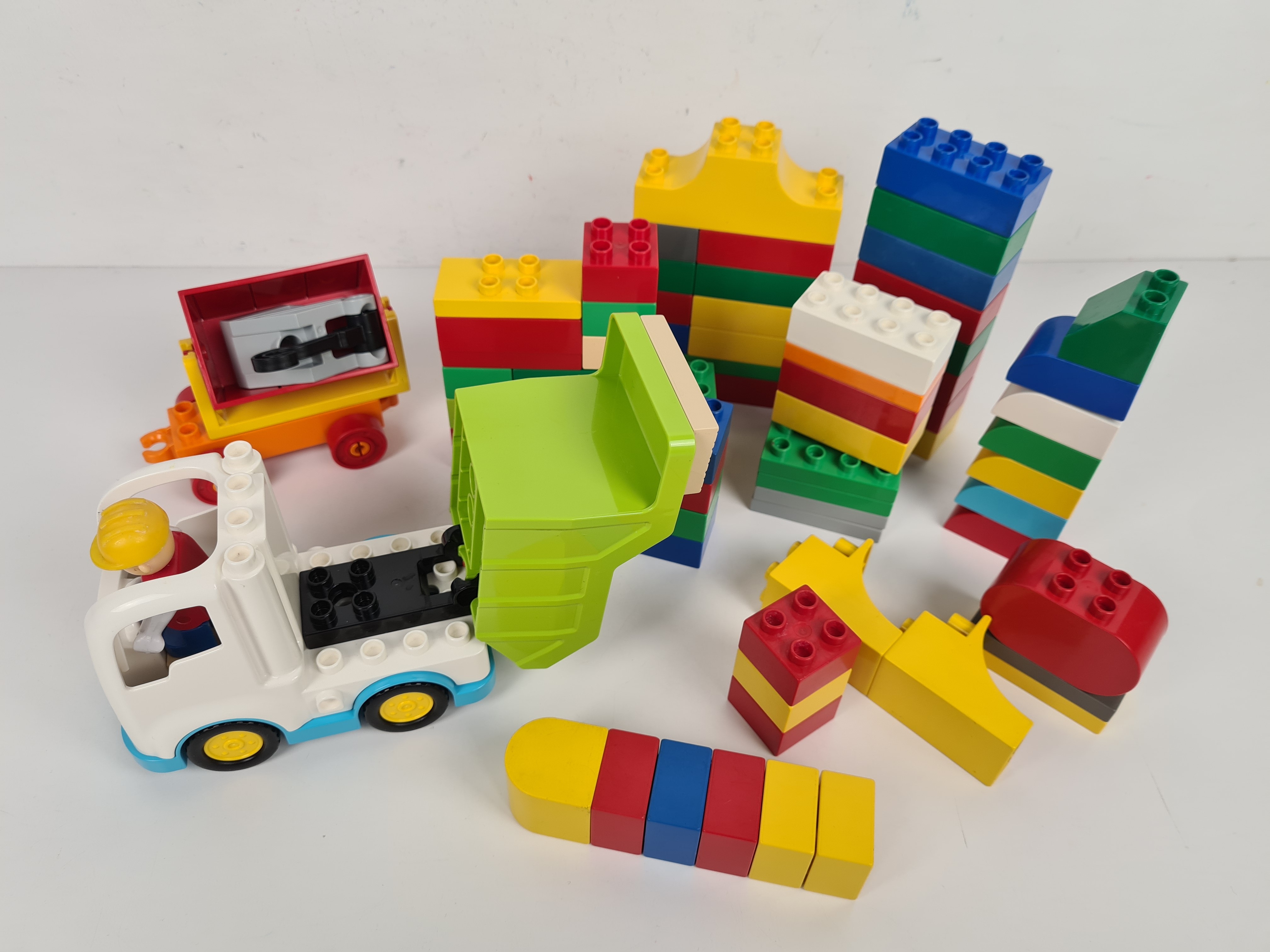 Lego Duplo - Sachet 1kg de blocs de construction en vrac avec 1 voiture et 1 véhicule - +12 mois - Photo 2