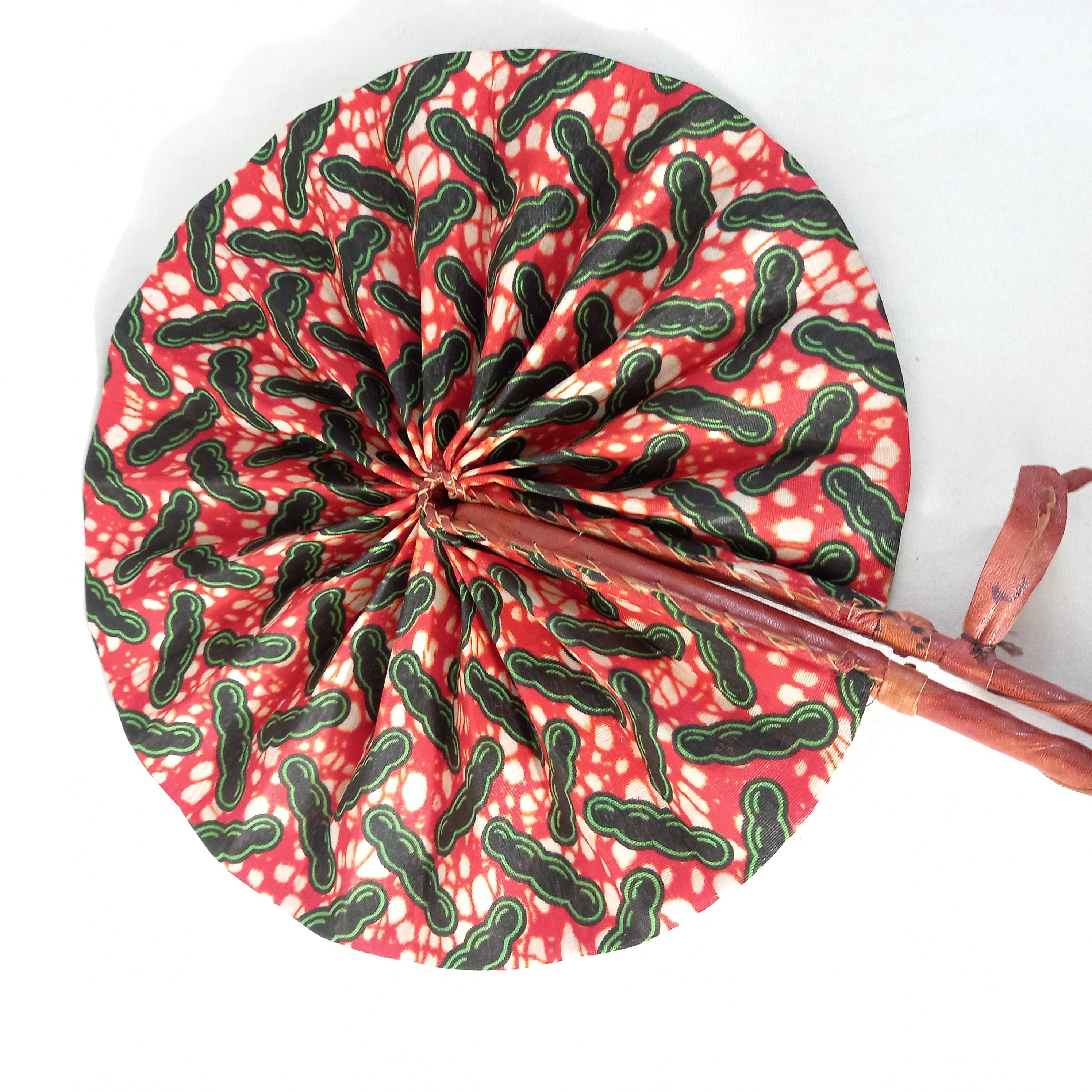 Eventail Africain circulaire, en bois, cuir et wax Bon état - Vue 3 - 