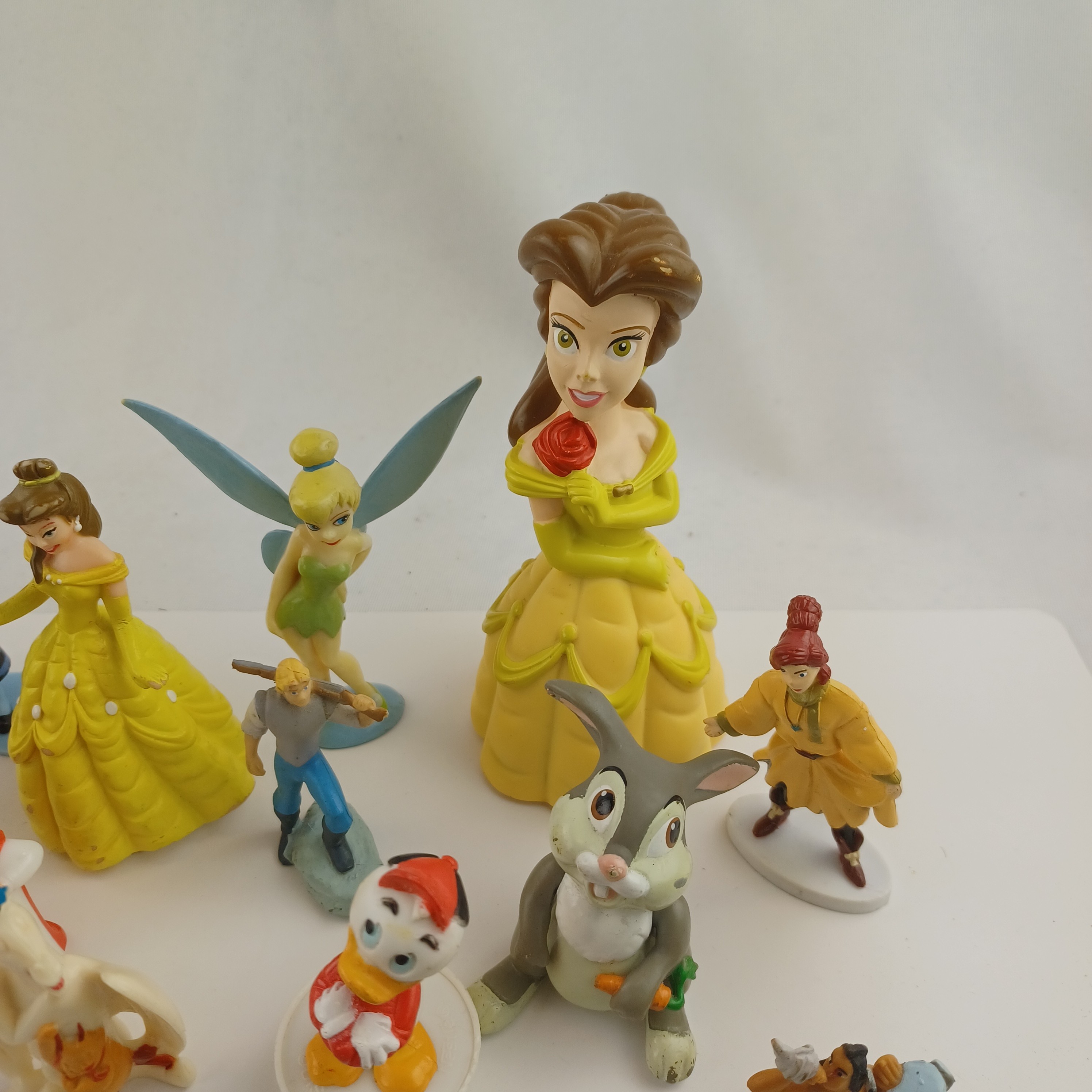 Lot de 34 figurines Disney (La belle et la Bête, Hercules, La reine des Neiges, Picsou, Notre dame de Paris, Peter Pan, La petite sirène, les 101 Dalmatiens, Pocahontas, Le Roi Lion, Anastasia, Blanche Neige et Bambi) Très bon état - Vue 4 - 