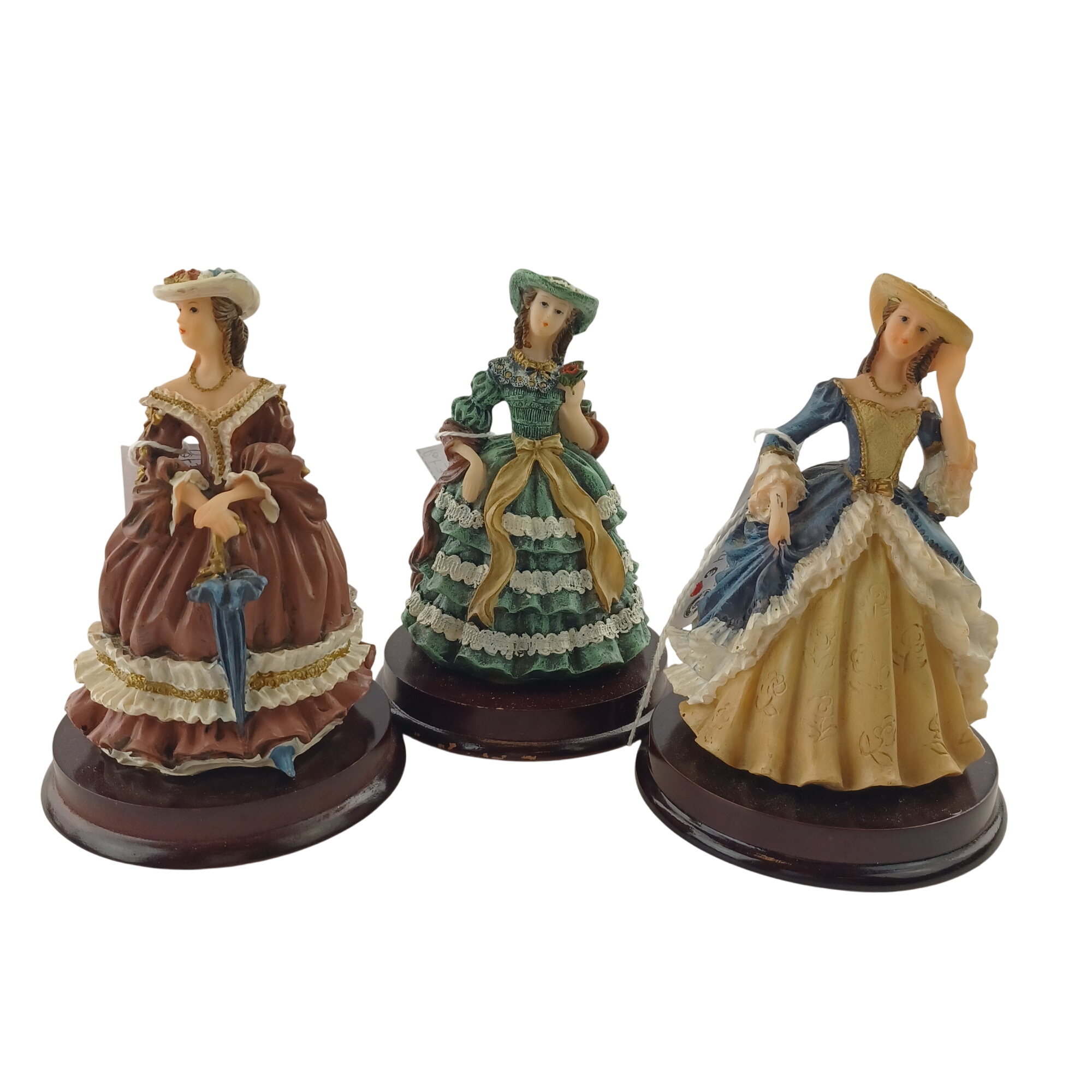 Lot de 3 figurines de jeunes femmes victoriennes nobles à grand chapeaux fleuris de 13cm sur socle Très bon état -  reconditionné disponible sur Label Emmaüs