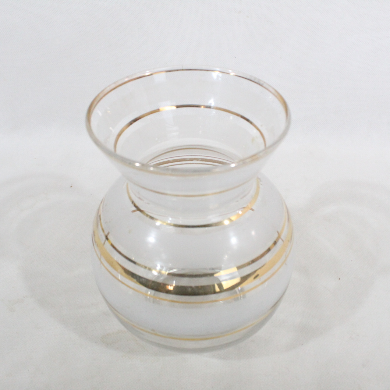Très joli vase ancien en verre ventru, orné de cercles dorés  -  reconditionné disponible sur Label Emmaüs