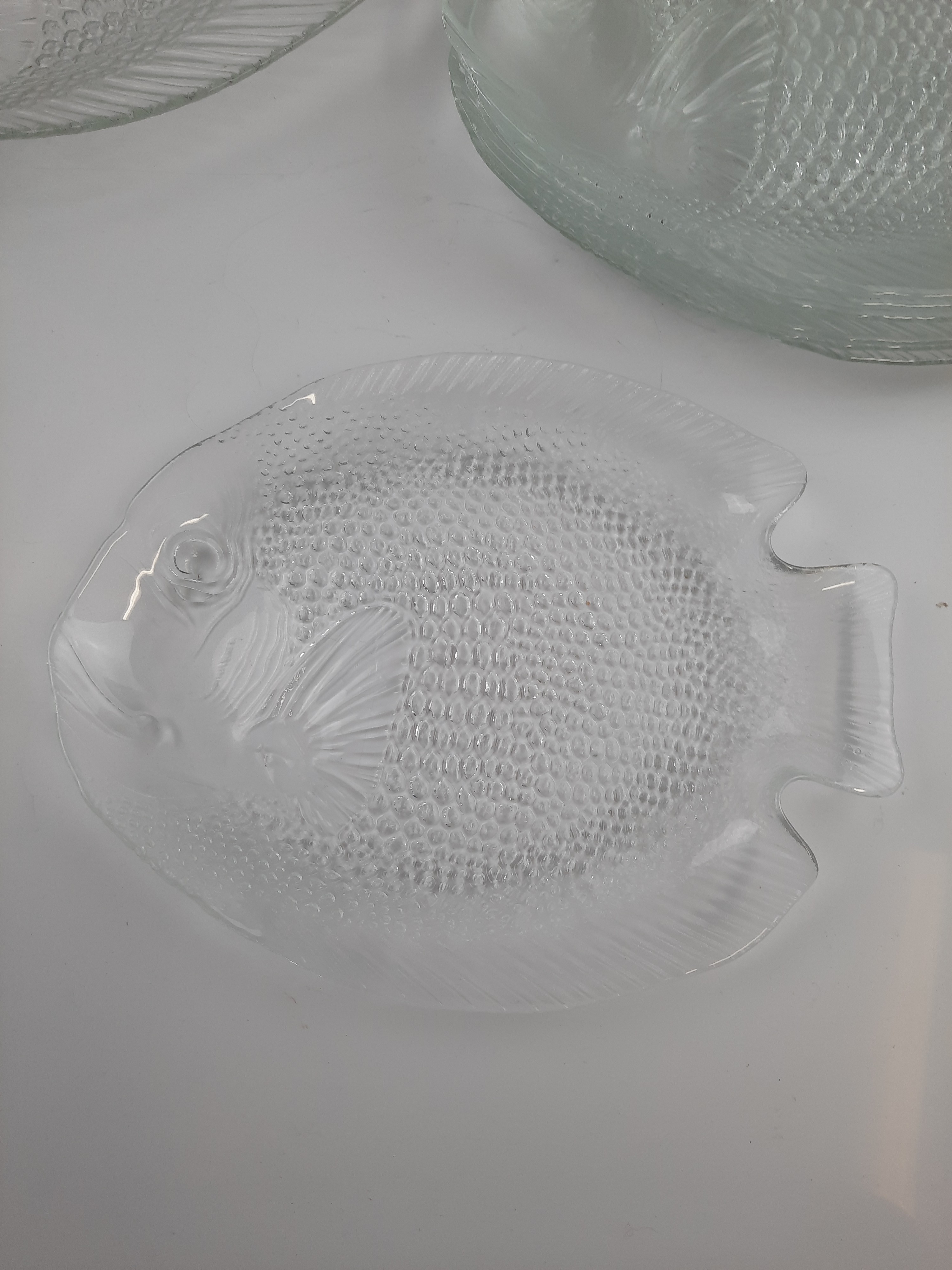 Plat de service et 7 assiettes forme poisson ARCOROC Très bon état - Vue 4 - 