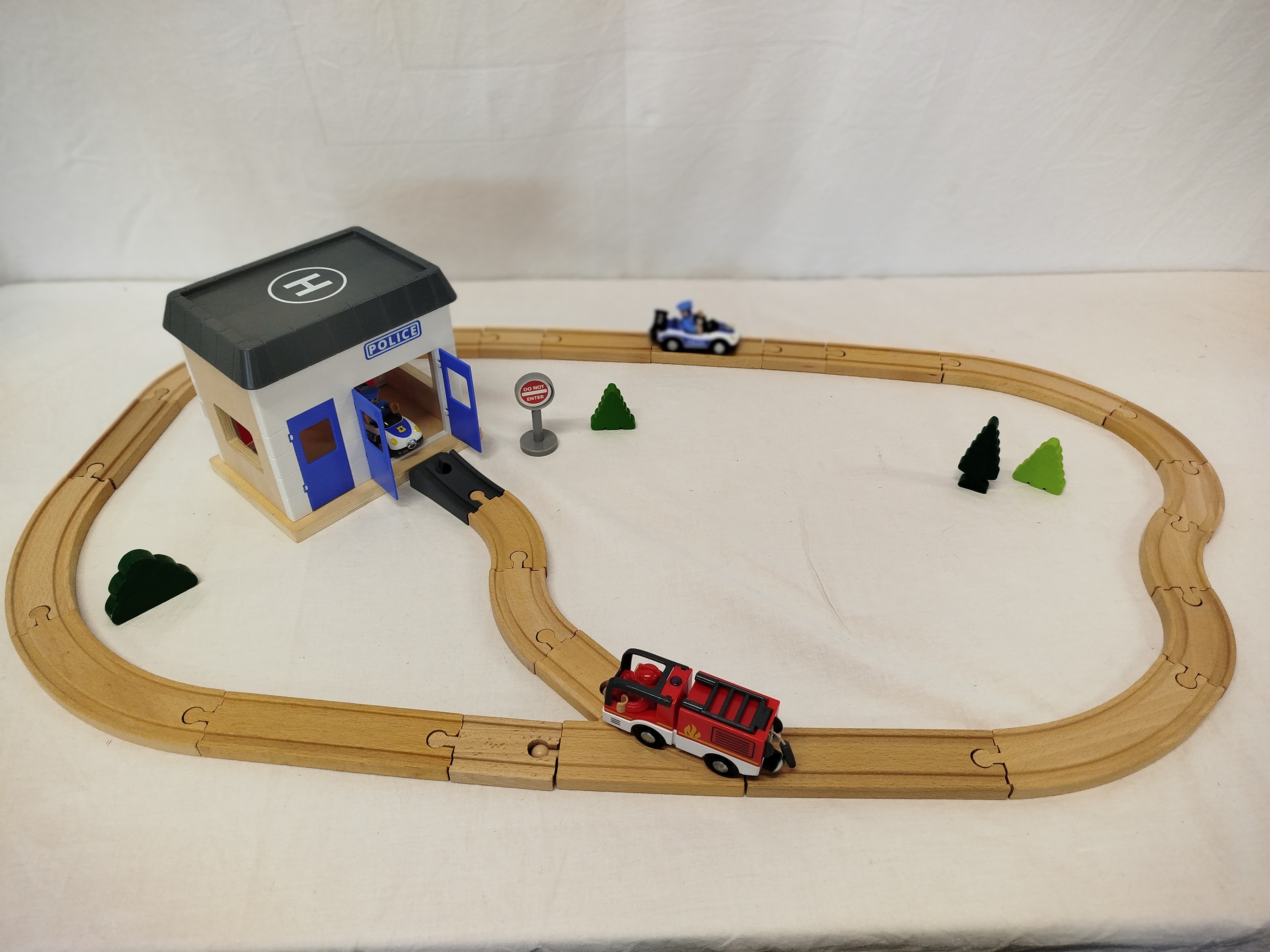 Ensemble de train en bois police/pompier Très bon état - Vue 2 - 