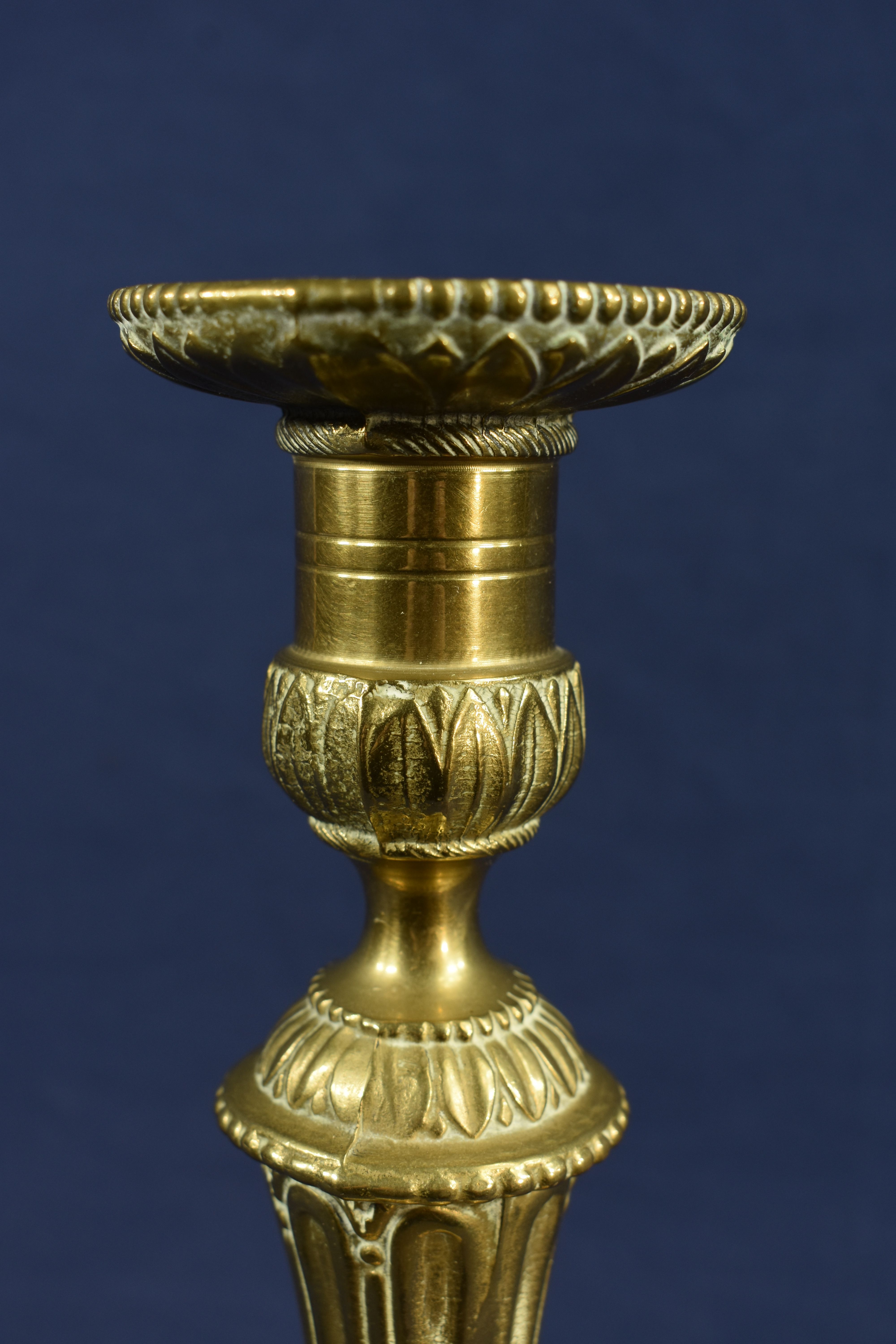 Grand bougeoir en bronze fin XIX é, équipé pour être électrifié, hauteur 28.5 et diamètre 13.5 cm. - Photo 5
