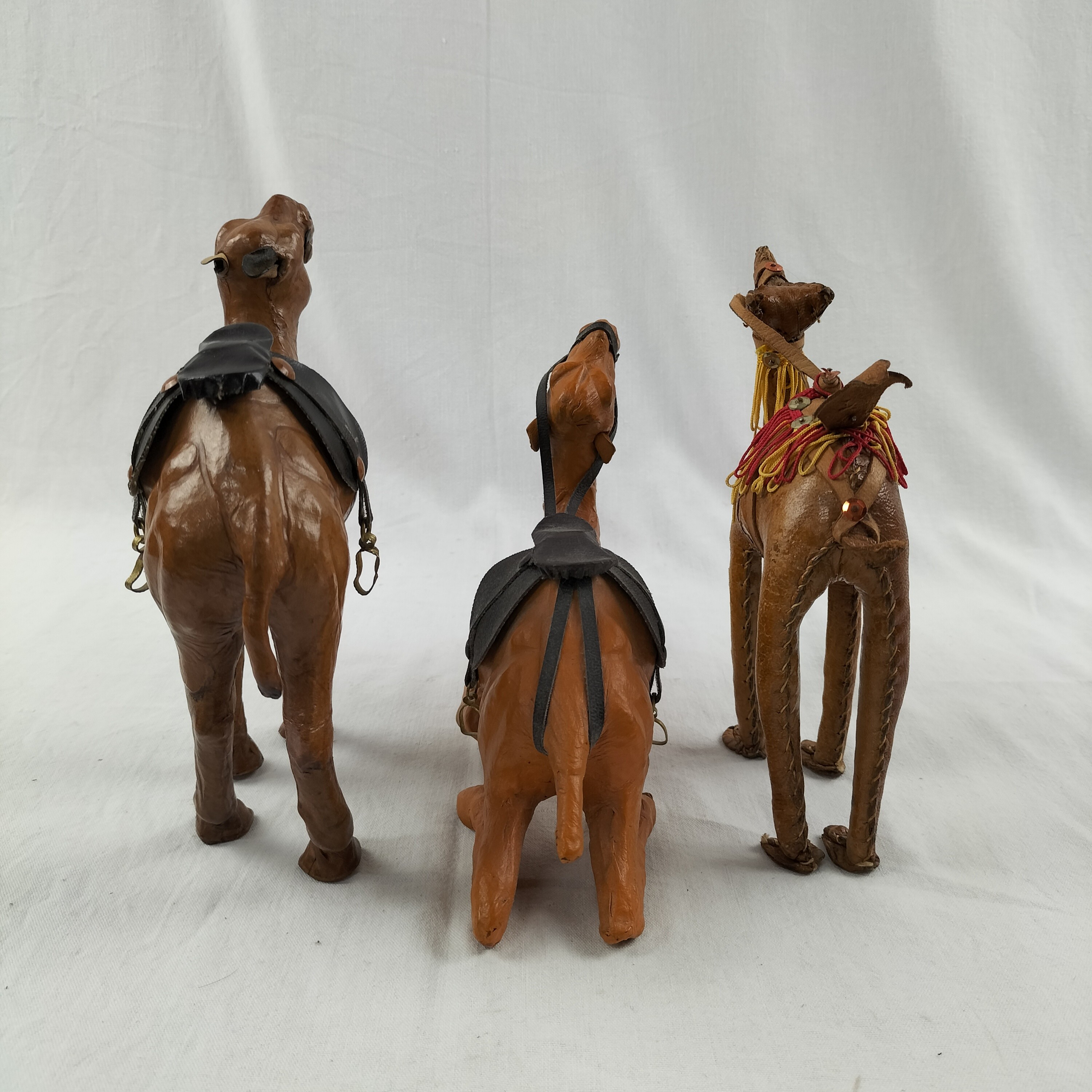 Voir photo 3 de Lot de 3 dromadaires décoratifs en cuir peint – Artisanat oriental Lot de 3 dromadaires décoratifs en cuir peint – Artisanat oriental Bon état - Vue 3 -