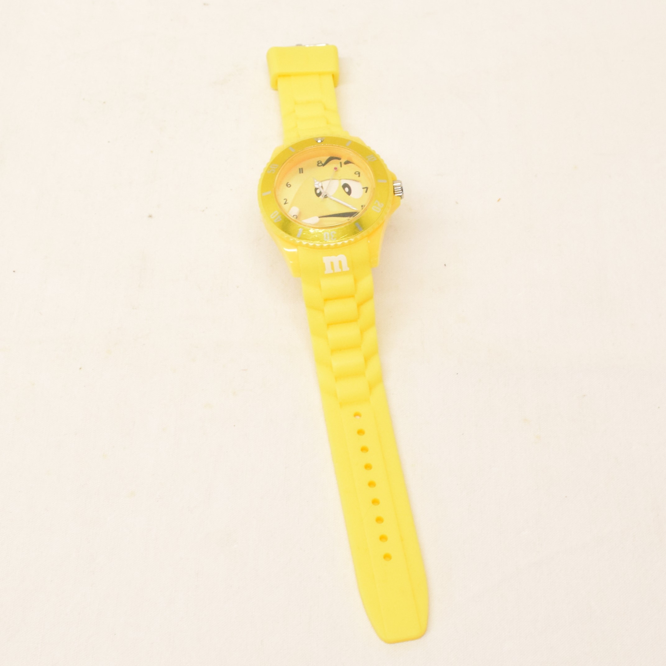 Montre à quartz unisexe publicitaire confiserie M&M's État correct -  reconditionné disponible sur Label Emmaüs