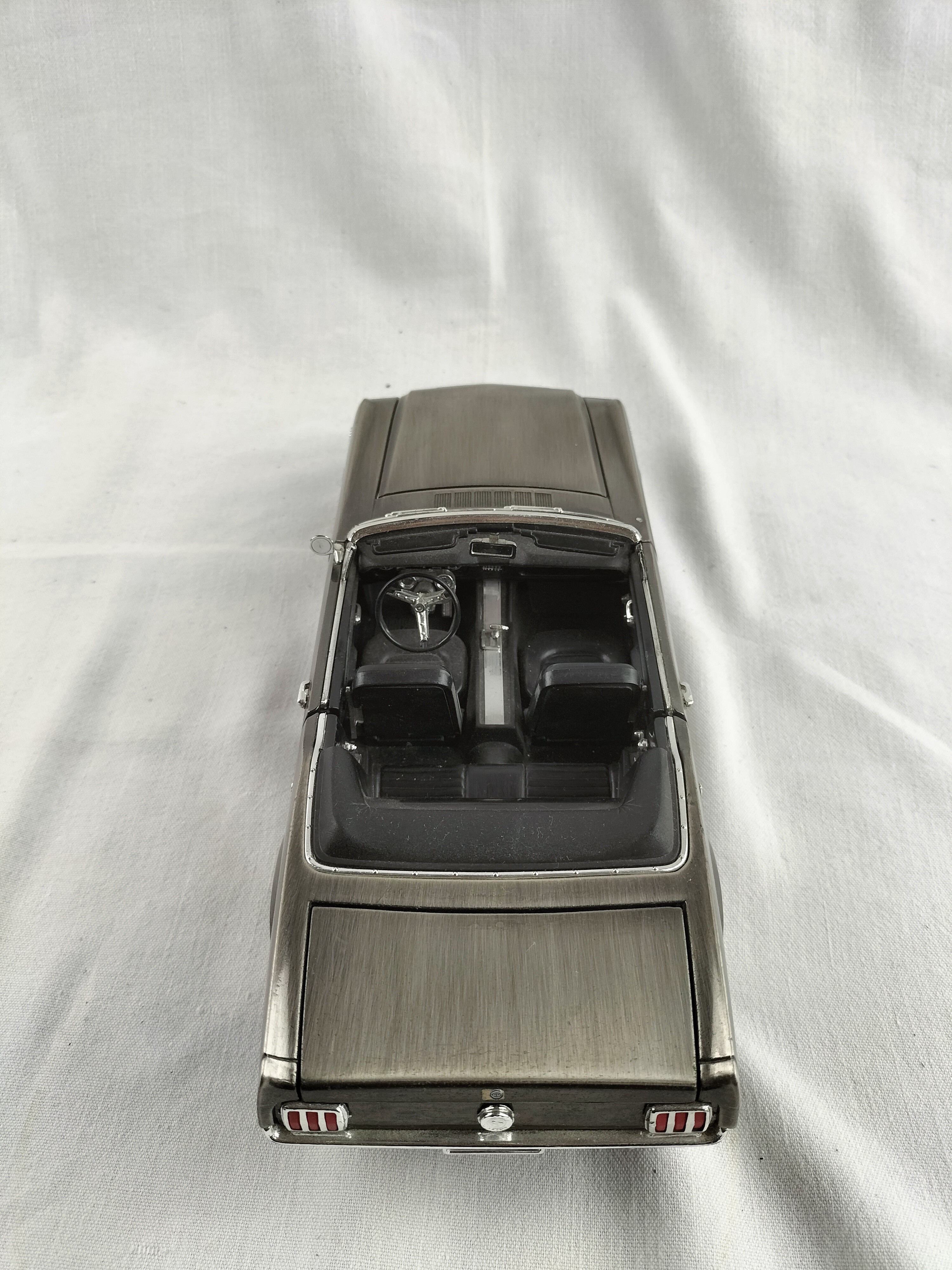 Voir photo 26 de Lot de 8 voitures miniatures de collection – Ferrari, Porsche, Mustang, Cadillac, Corvette Lot de 8 voitures miniatures de collection – Ferrari, Porsche, Mustang, Cadillac, Corvette Bon état - Vue 26 -