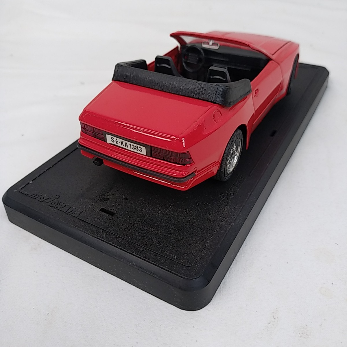 Voir photo 3 de Voiture miniature Porsche 944 S2 convertible Majorette Voiture miniature Porsche 944 S2 convertible Majorette État correct - Vue 3 -