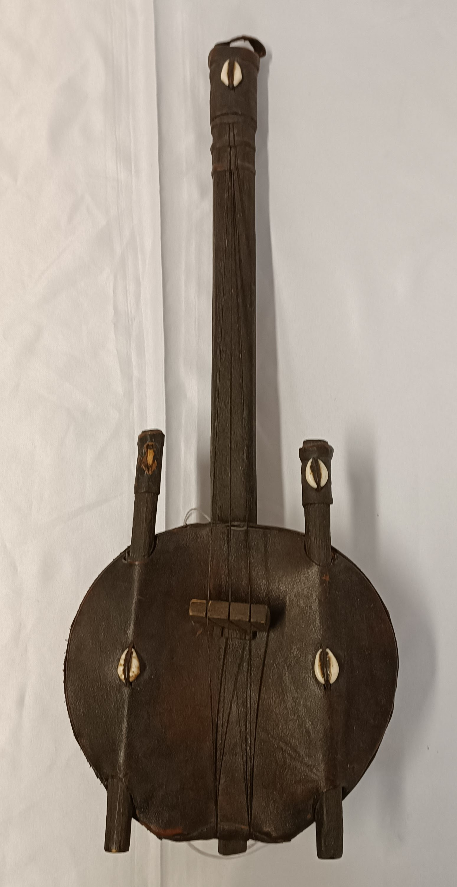 Acheter Guitare africaine - 23,60 € Guitare africaine - reconditionné disponible sur Label Emmaüs