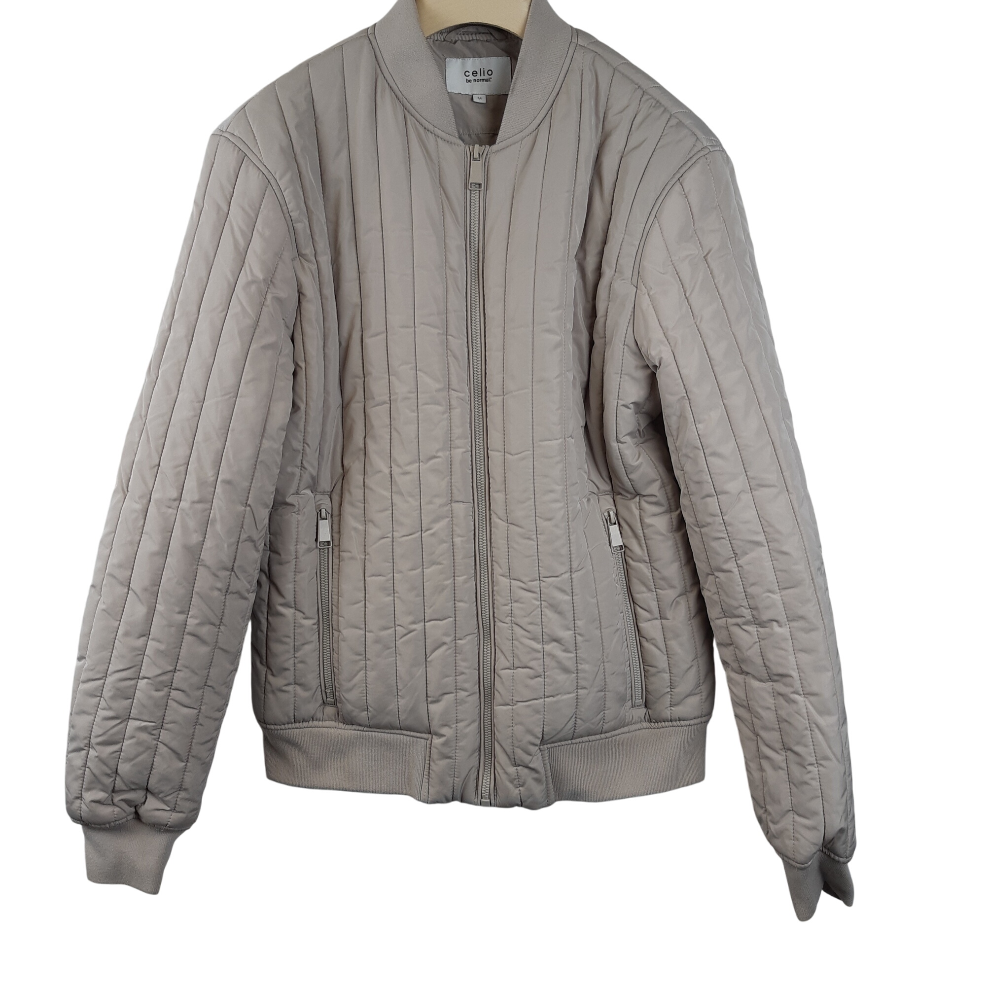 Acheter Celio Veste beige gentlemen polyester - Taille M (estimée 44) Très bon état - 25,00 € Celio Veste beige gentlemen polyester - Taille M (estimée 44) Très bon état - reconditionné disponible sur Label Emmaüs
