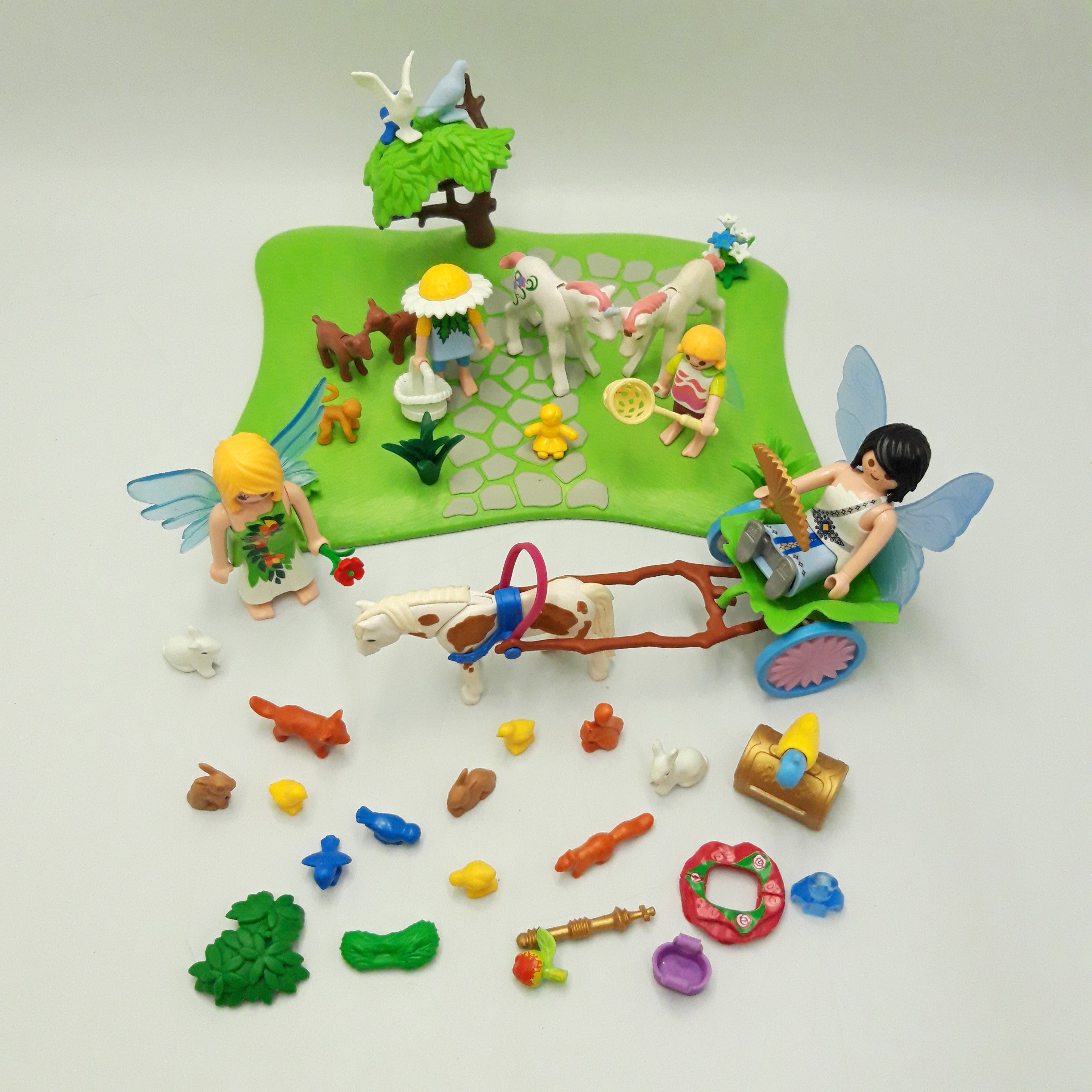 Voir photo 4 de Playmobil 'Calèche avec licornes et fées' 38 pièces Playmobil 'Calèche avec licornes et fées' 38 pièces Bon état - Vue 4 -