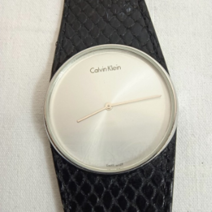 Voir photo 2 de Montre quartz femme "Calvin Klein" d'occasion Montre quartz femme "Calvin Klein" d'occasion État correct - Vue 2 -