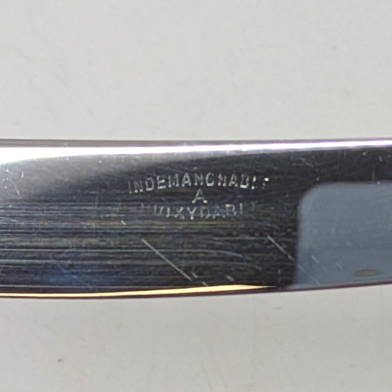 Lot de huit couteaux de table inox à manches imitation corne – lames indémanchables 19.7 cm de longueur Bon état - Vue 4 - 