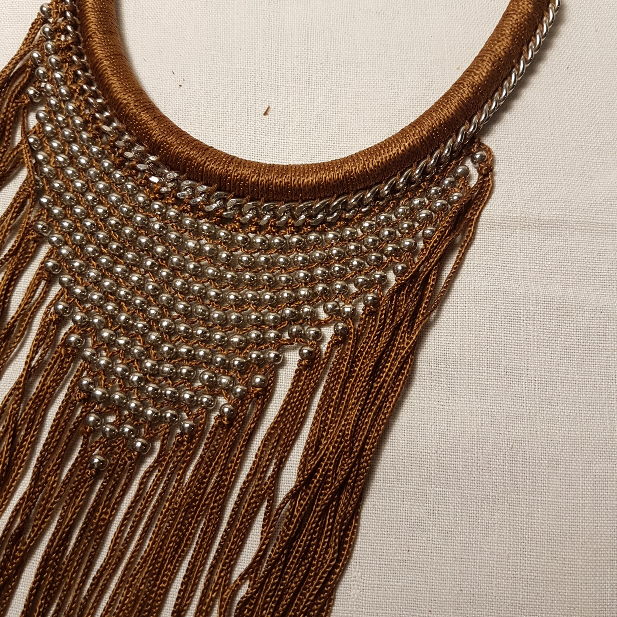 Collier ras du cou avec franges esprit ethnique Très bon état - Vue 2 - 
