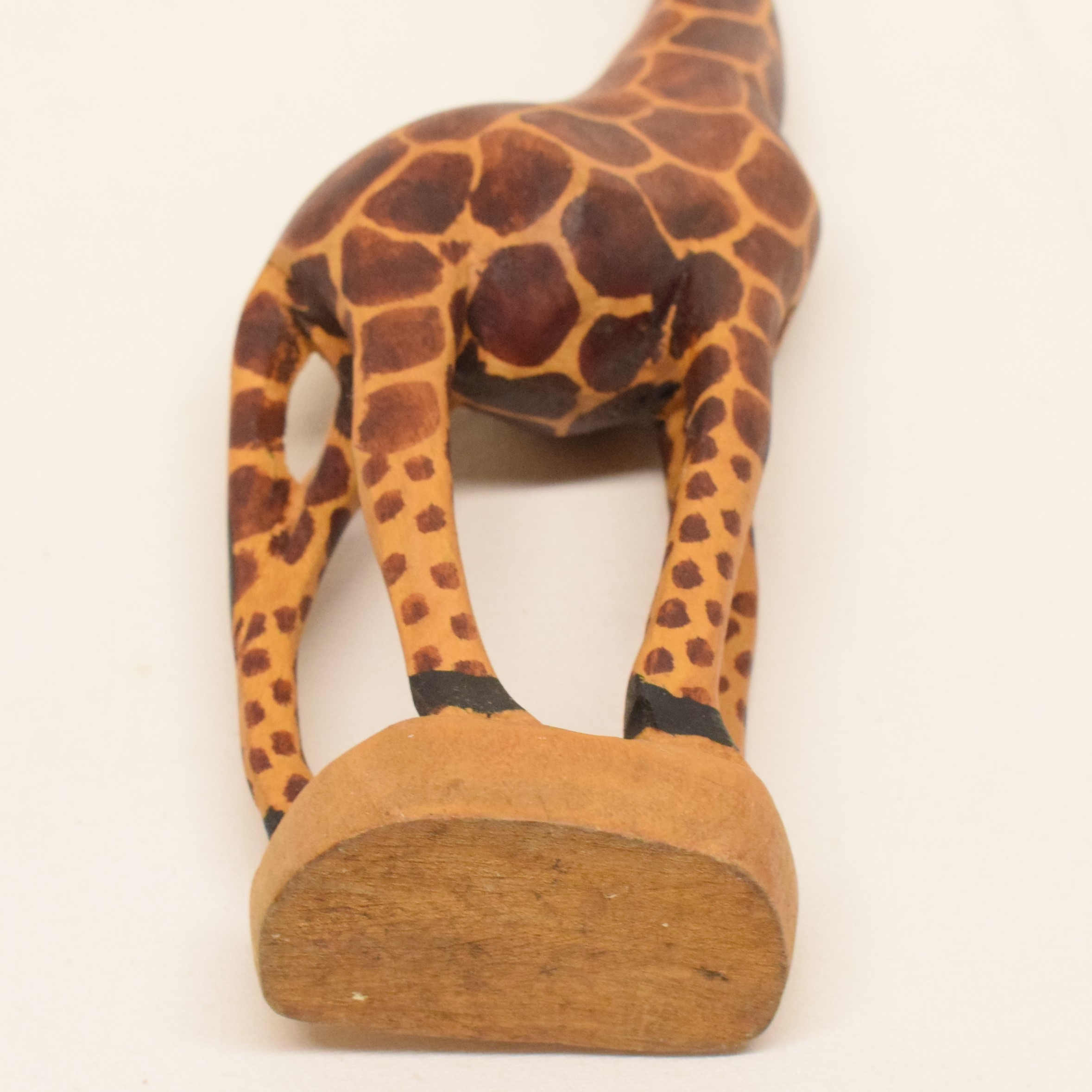 Statuette représentant une girafe en bois sculpté et peint - Photo 4
